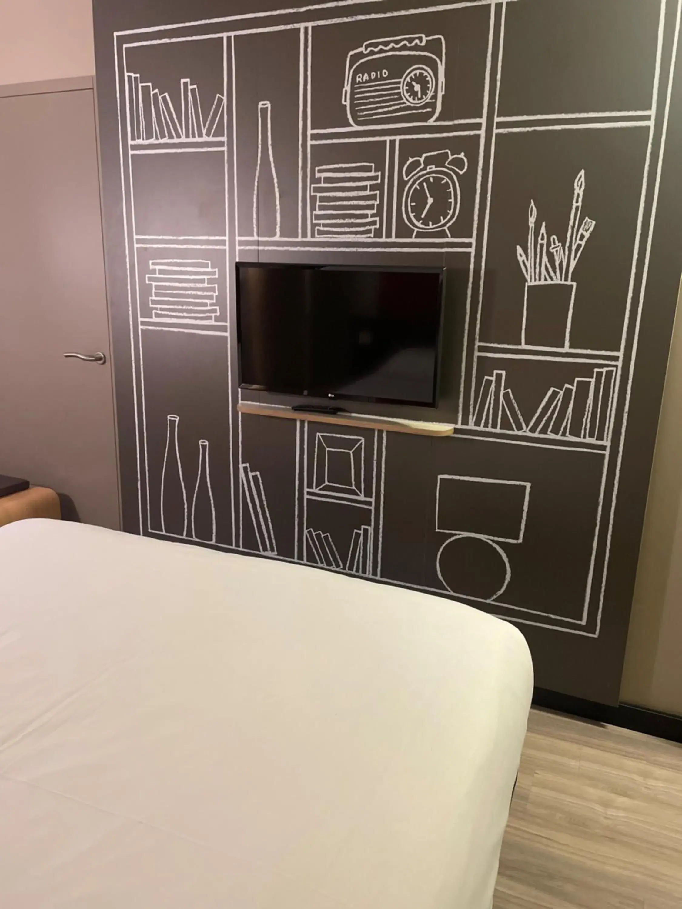 TV and multimedia, Bed in ibis Bourg en Bresse TV and multimedia, Bed in ibis Bourg en Bresse