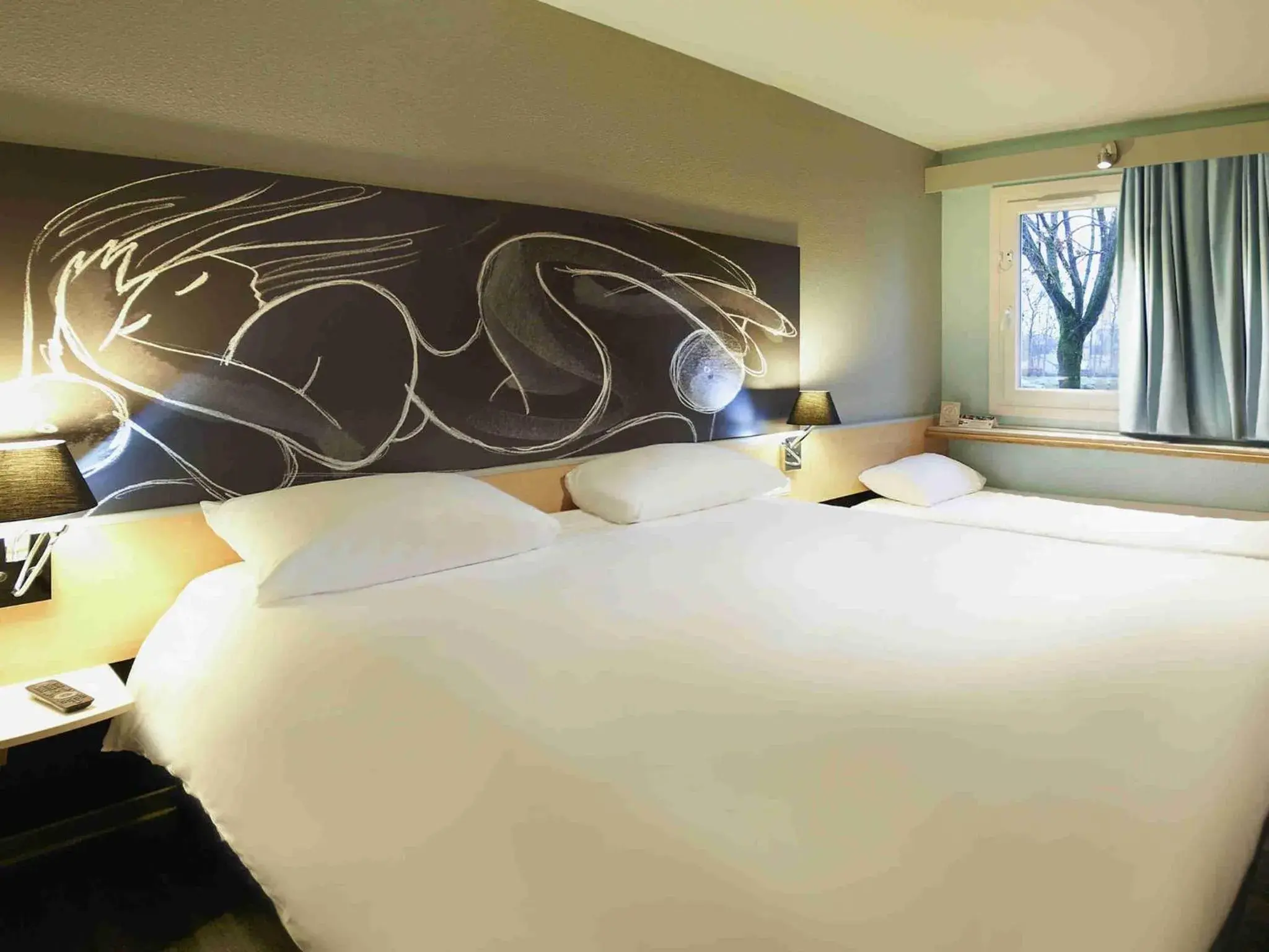 Bedroom, Bed in ibis Bourg en Bresse Bedroom, Bed in ibis Bourg en Bresse