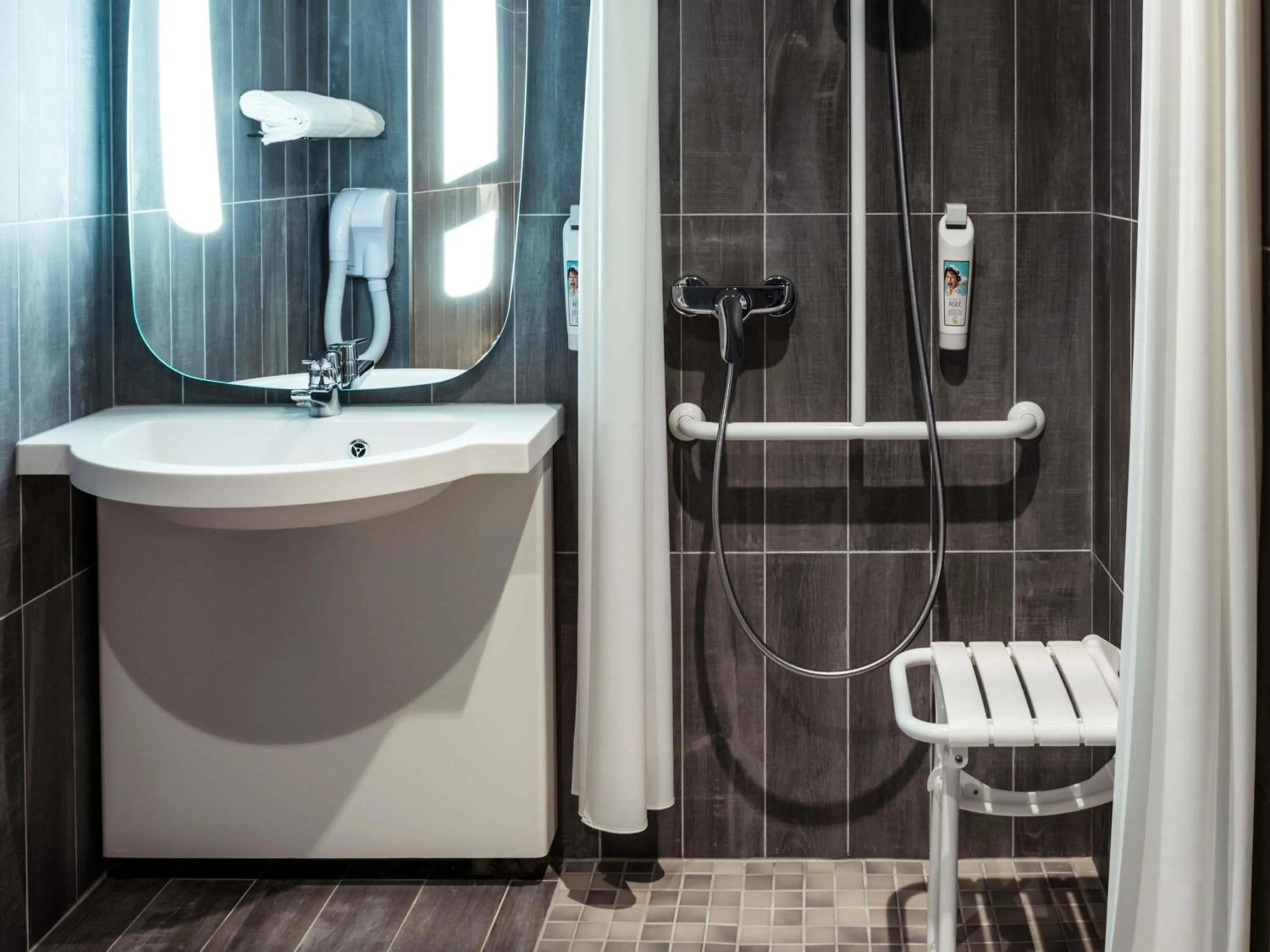 Bedroom in ibis Bourg en Bresse