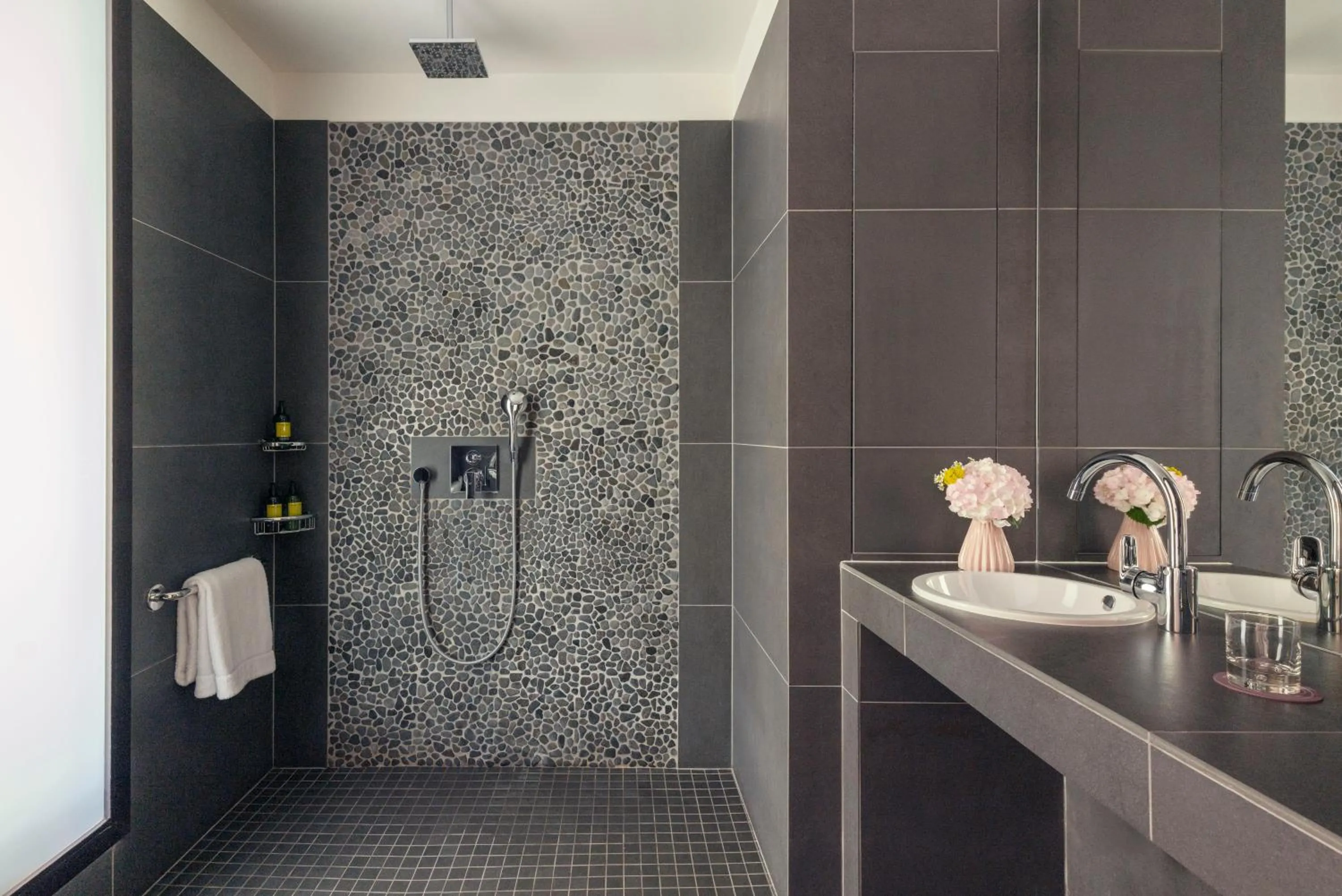 Shower in Hôtel Ermitage