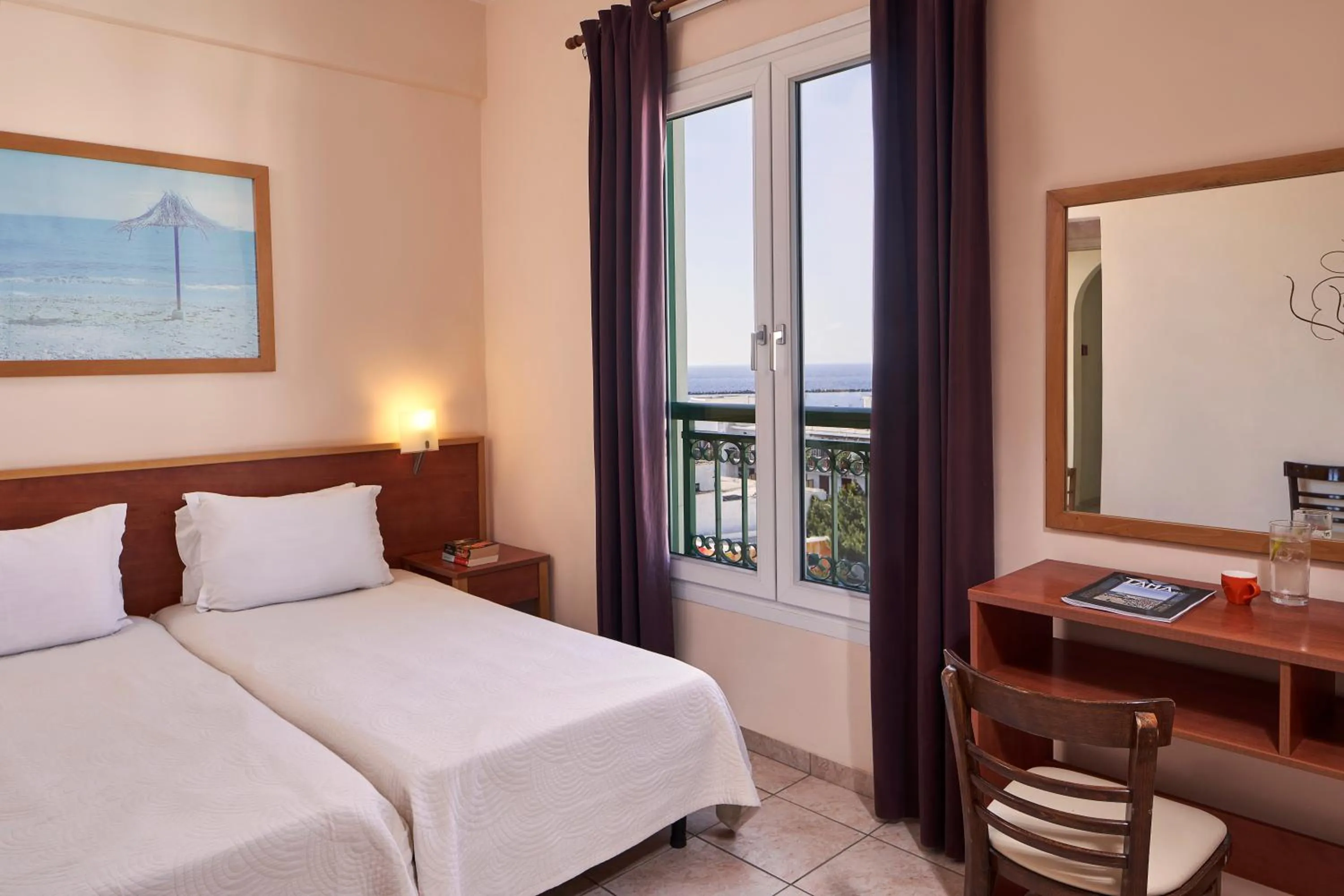 Photo of the whole room, Bed in Favie Suzanne