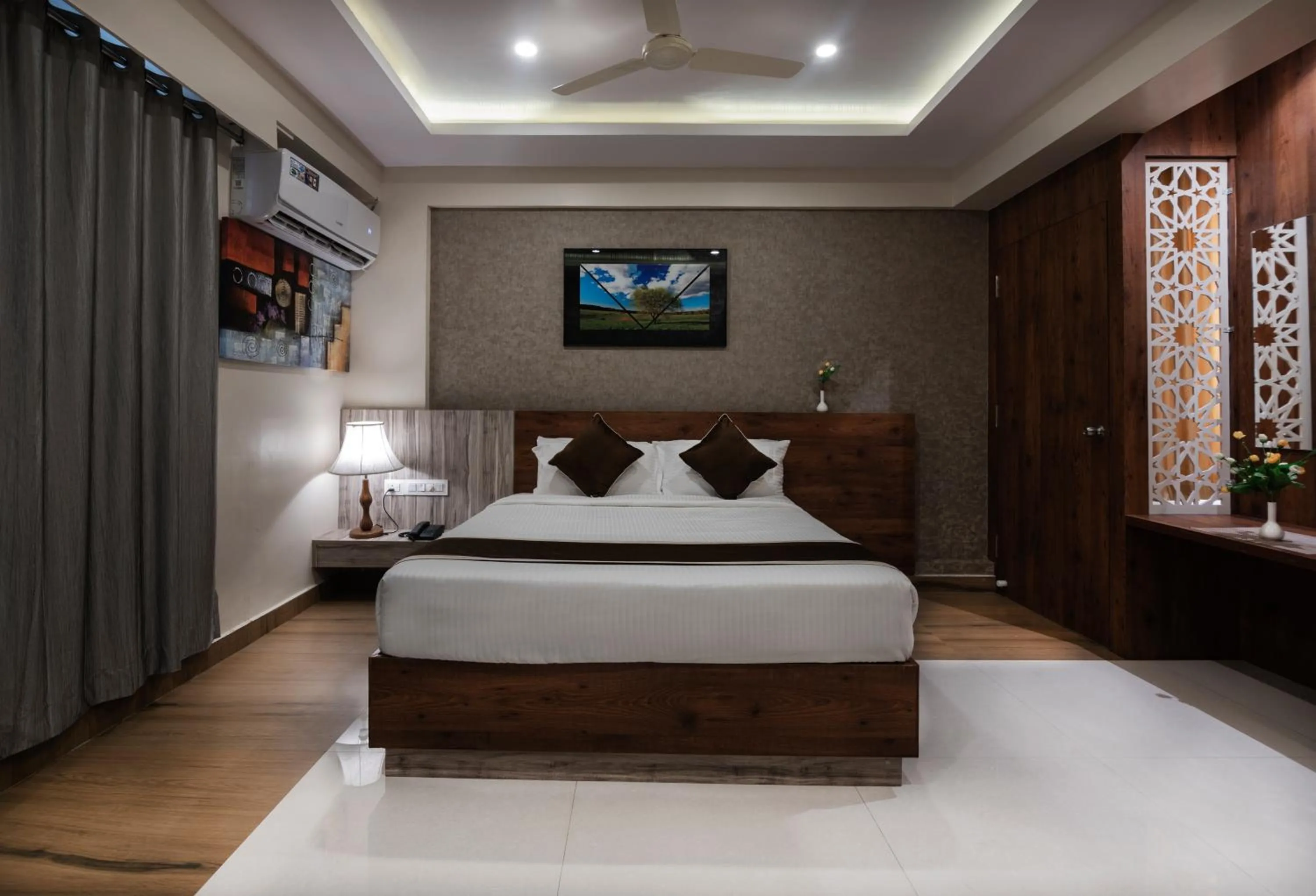 Bedroom, Bed in Hotel Monarch International