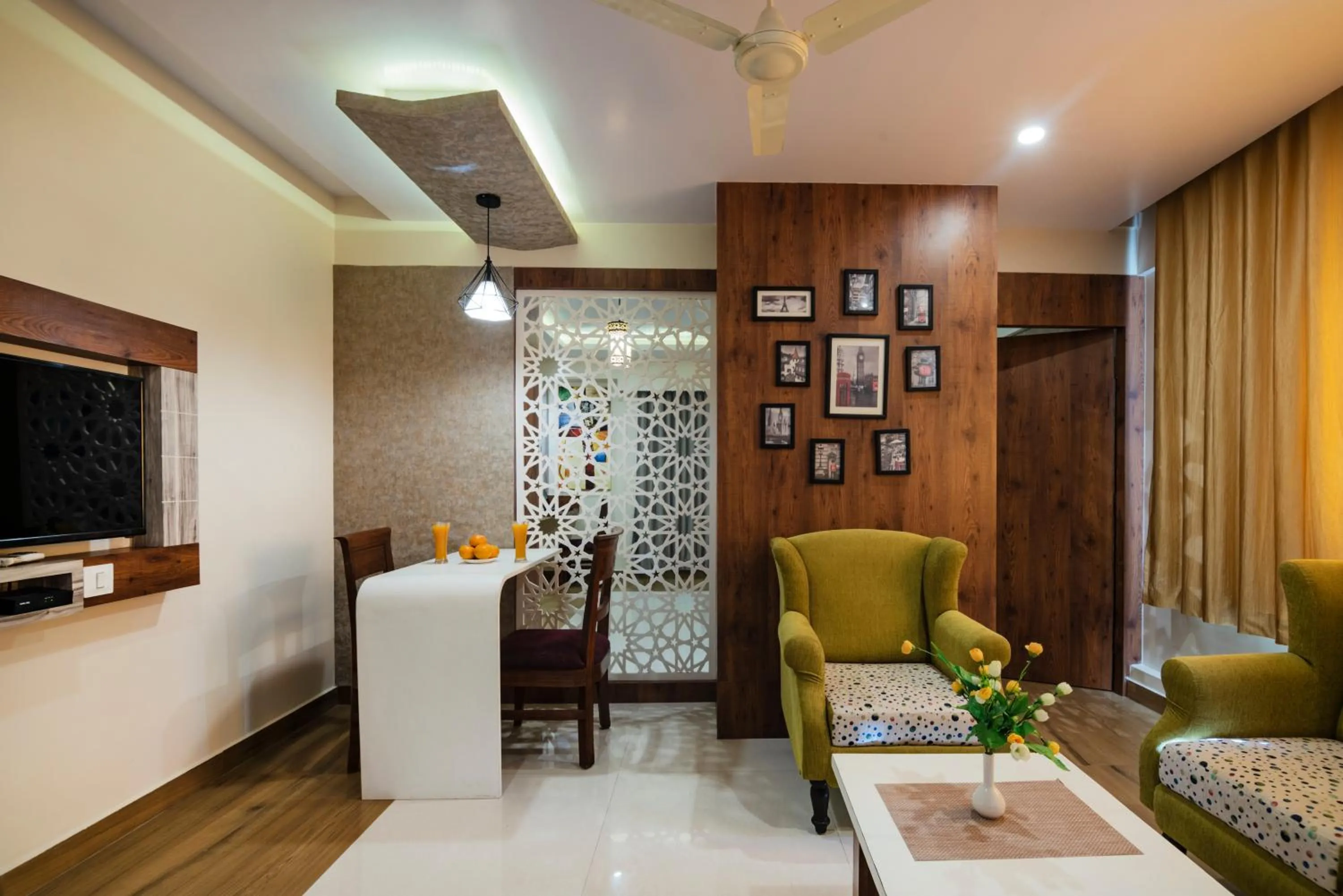 Living room in Hotel Monarch International