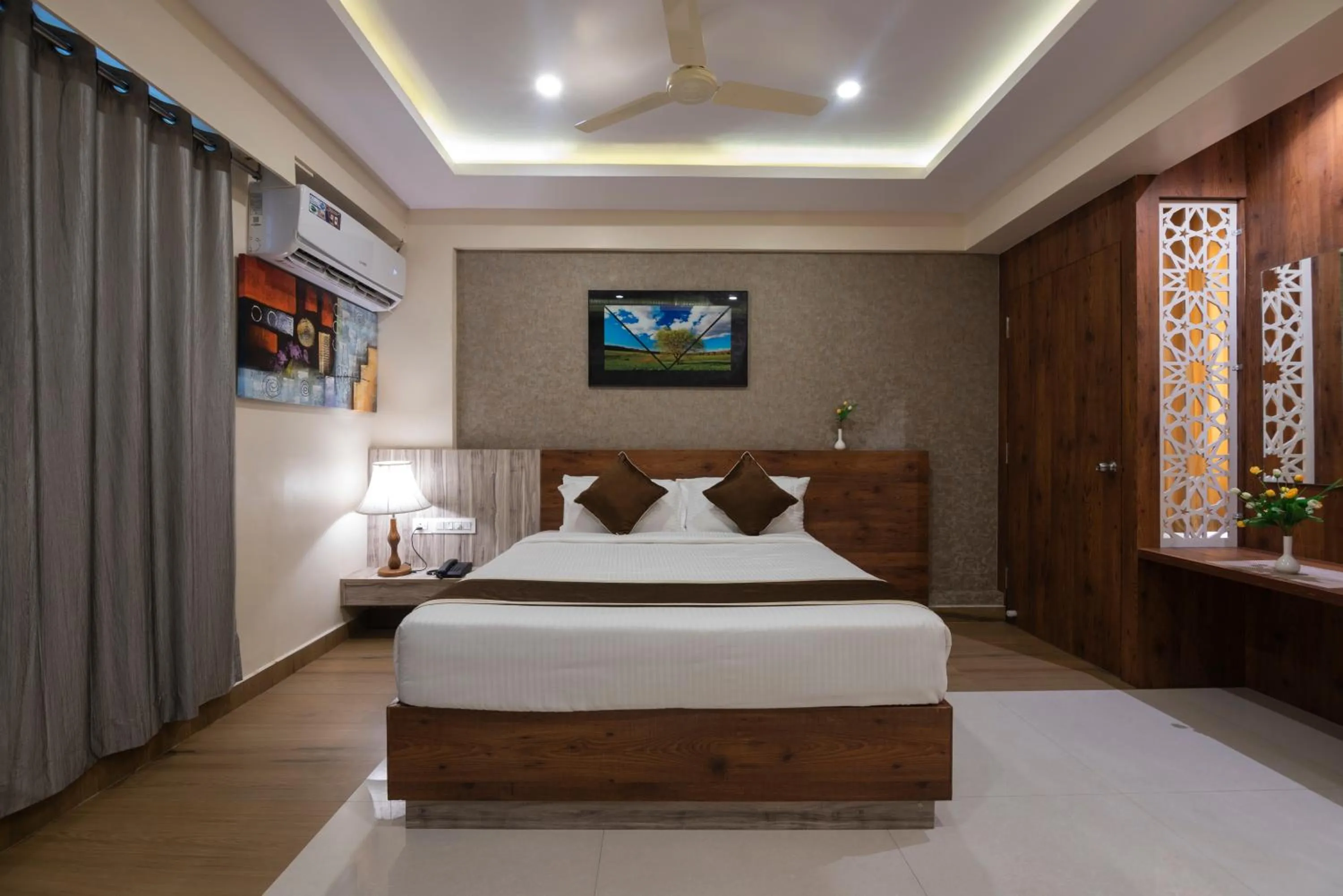 Bed in Hotel Monarch International