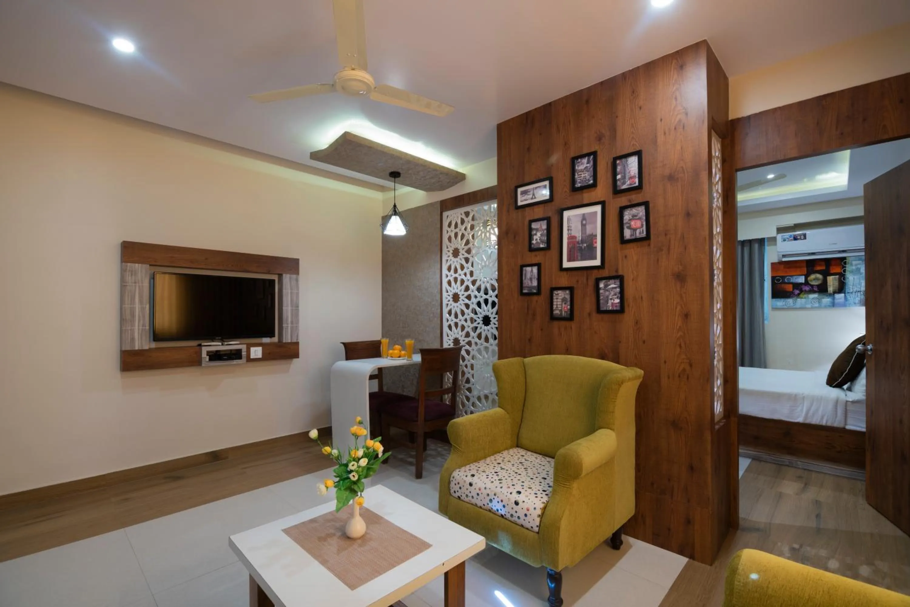 Living room in Hotel Monarch International