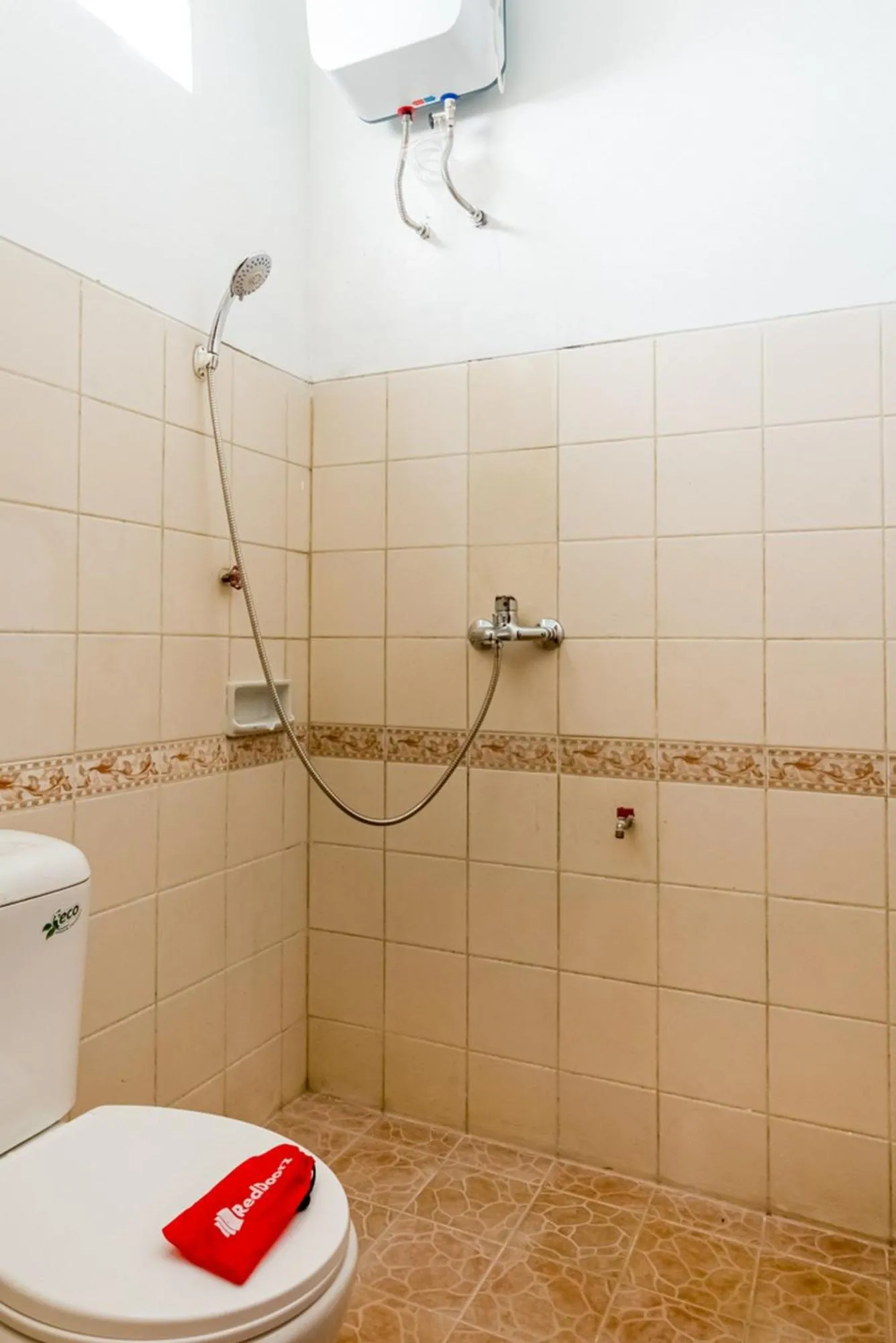 Bathroom in RedDoorz Syariah near Gor Ken Arok