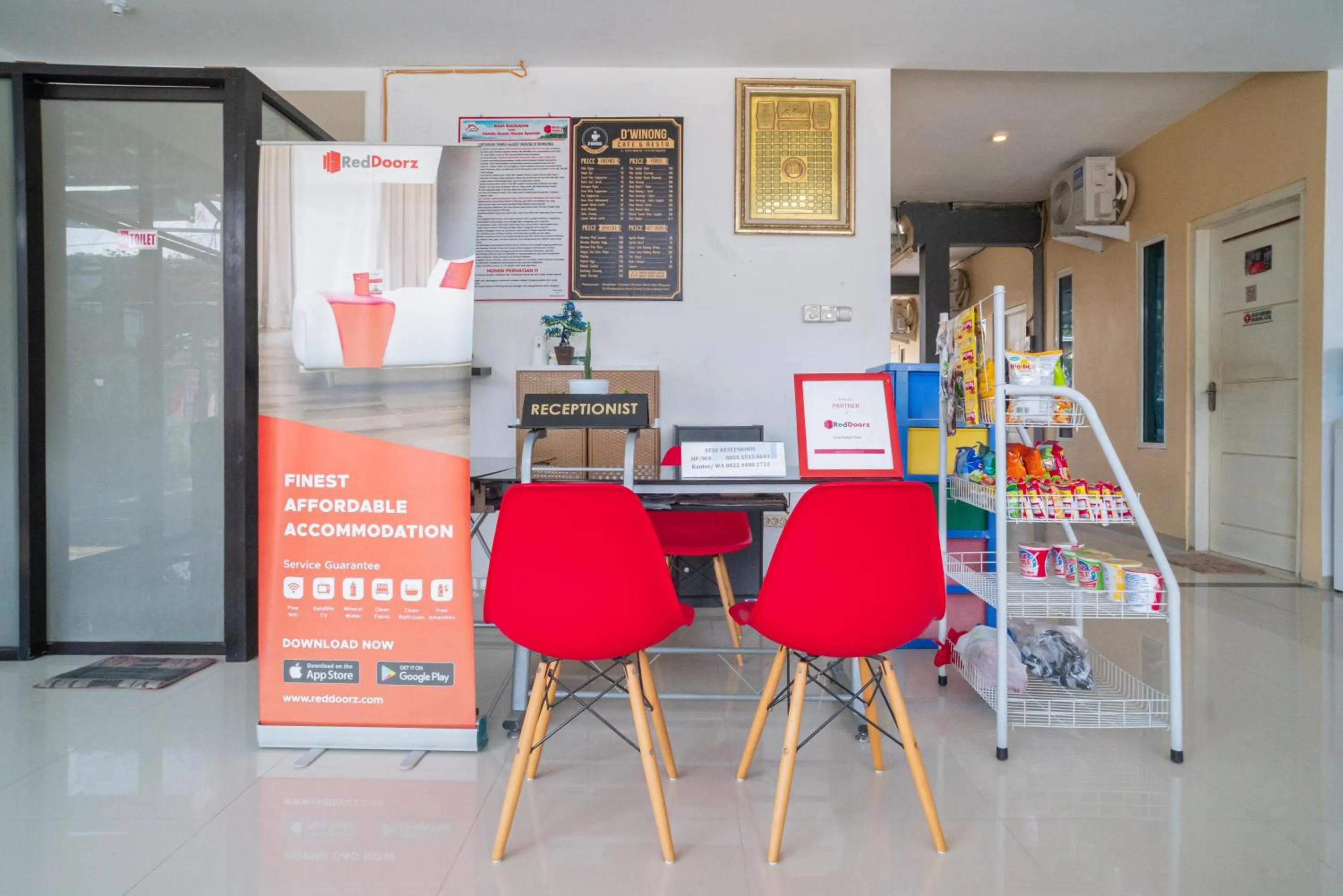 Lobby or reception in RedDoorz Syariah At Winong Nganjuk