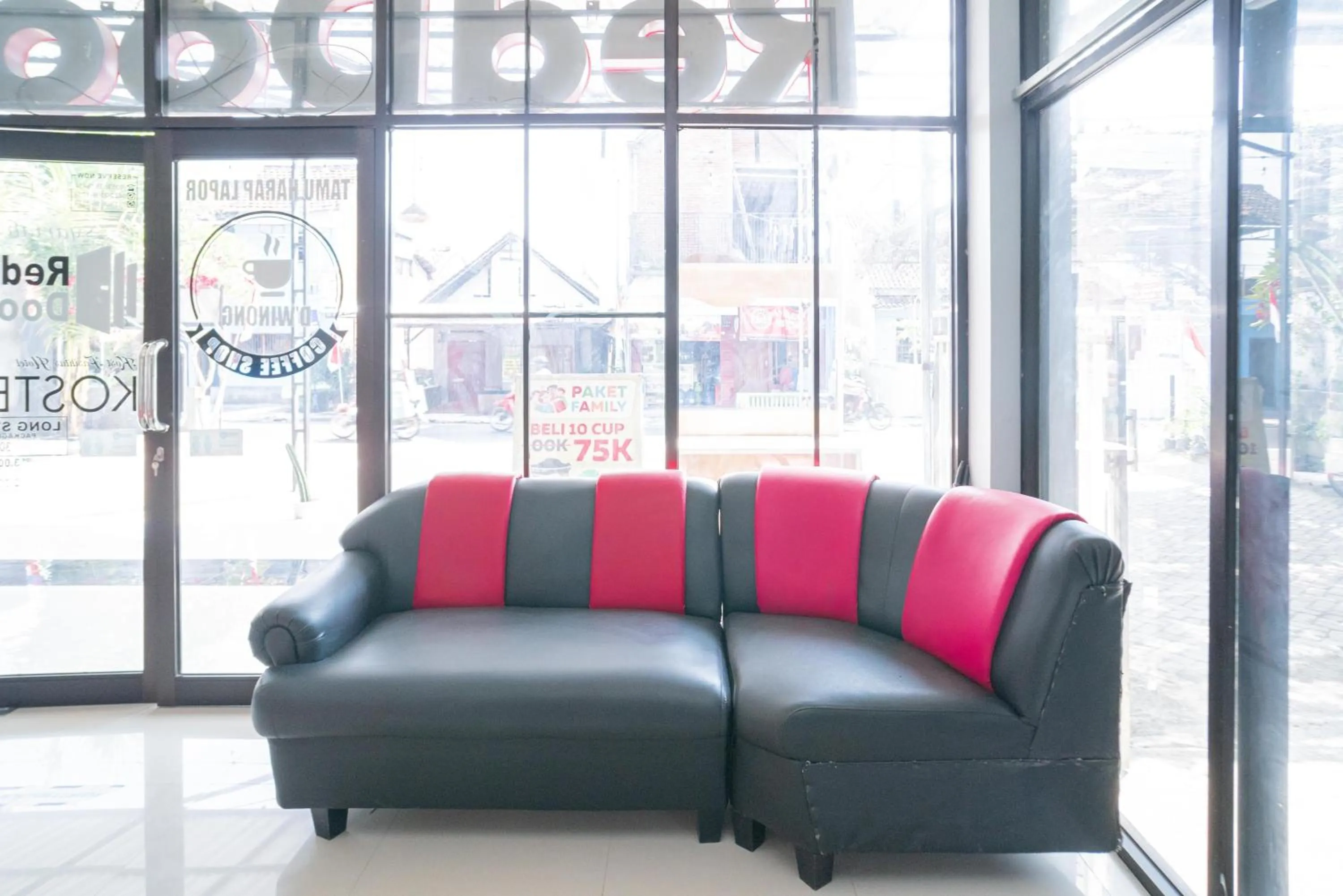 Lobby or reception in RedDoorz Syariah At Winong Nganjuk