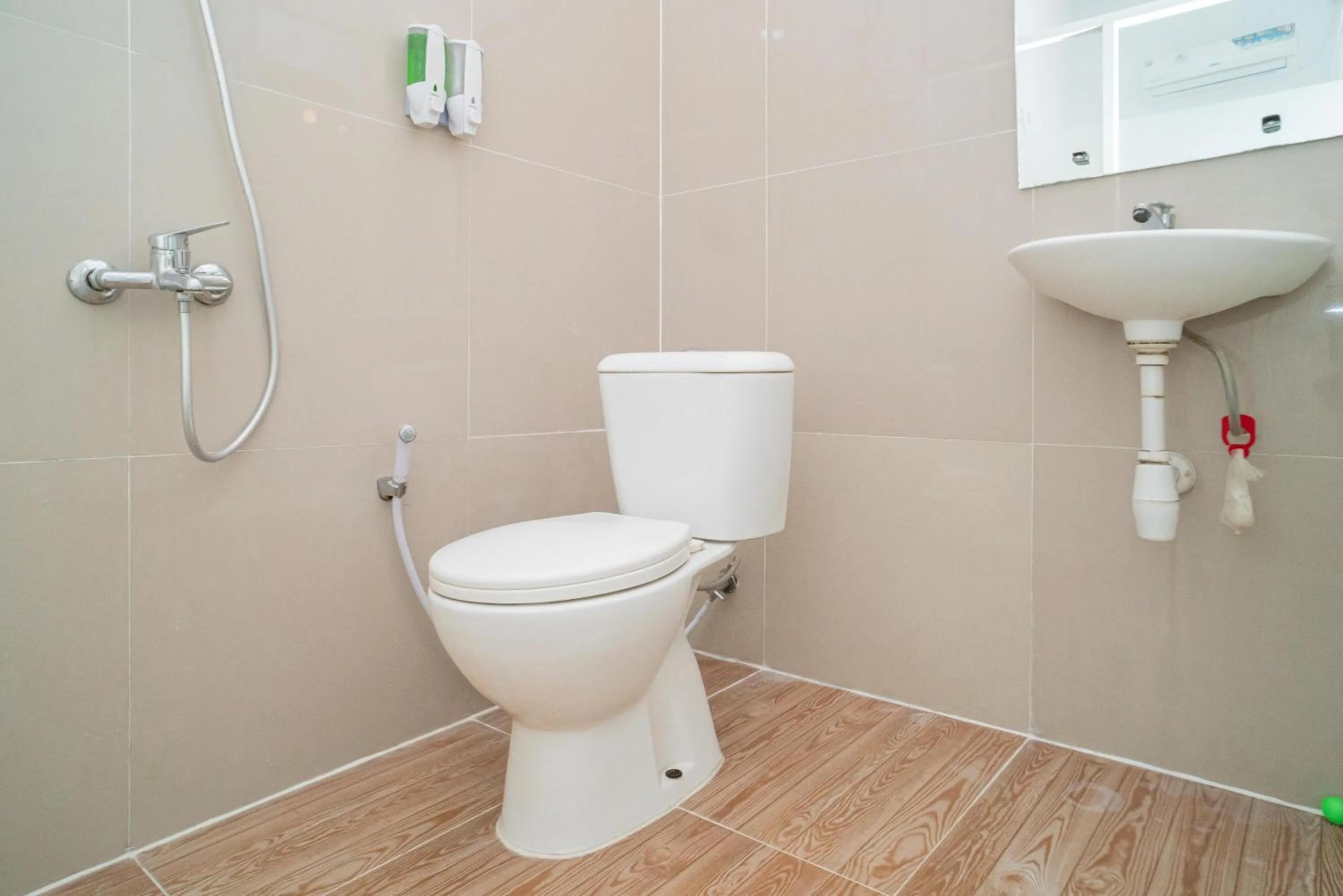 Bathroom in RedDoorz Syariah At Winong Nganjuk