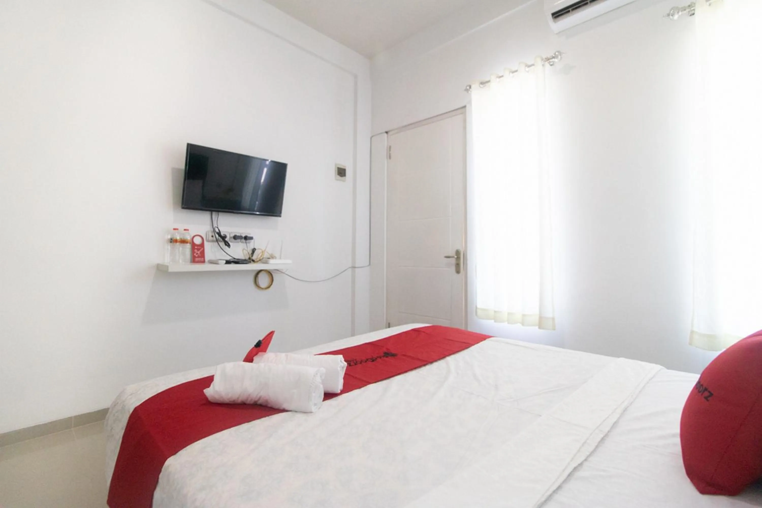 Bedroom, Bed in RedDoorz Syariah At Winong Nganjuk