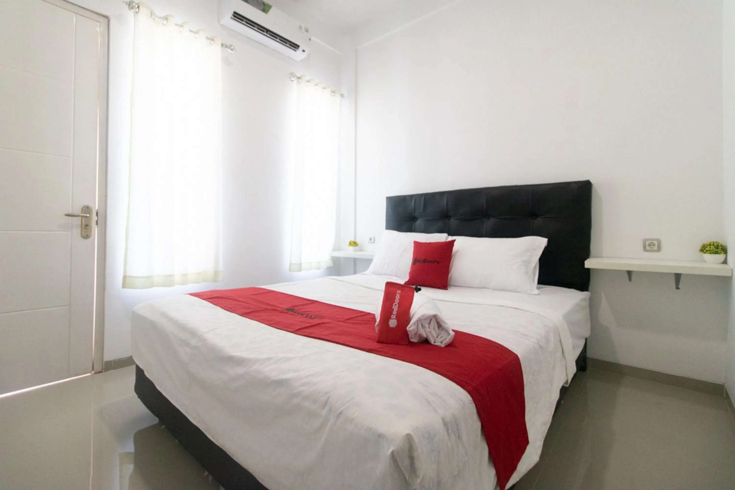 Bedroom, Bed in RedDoorz Syariah At Winong Nganjuk