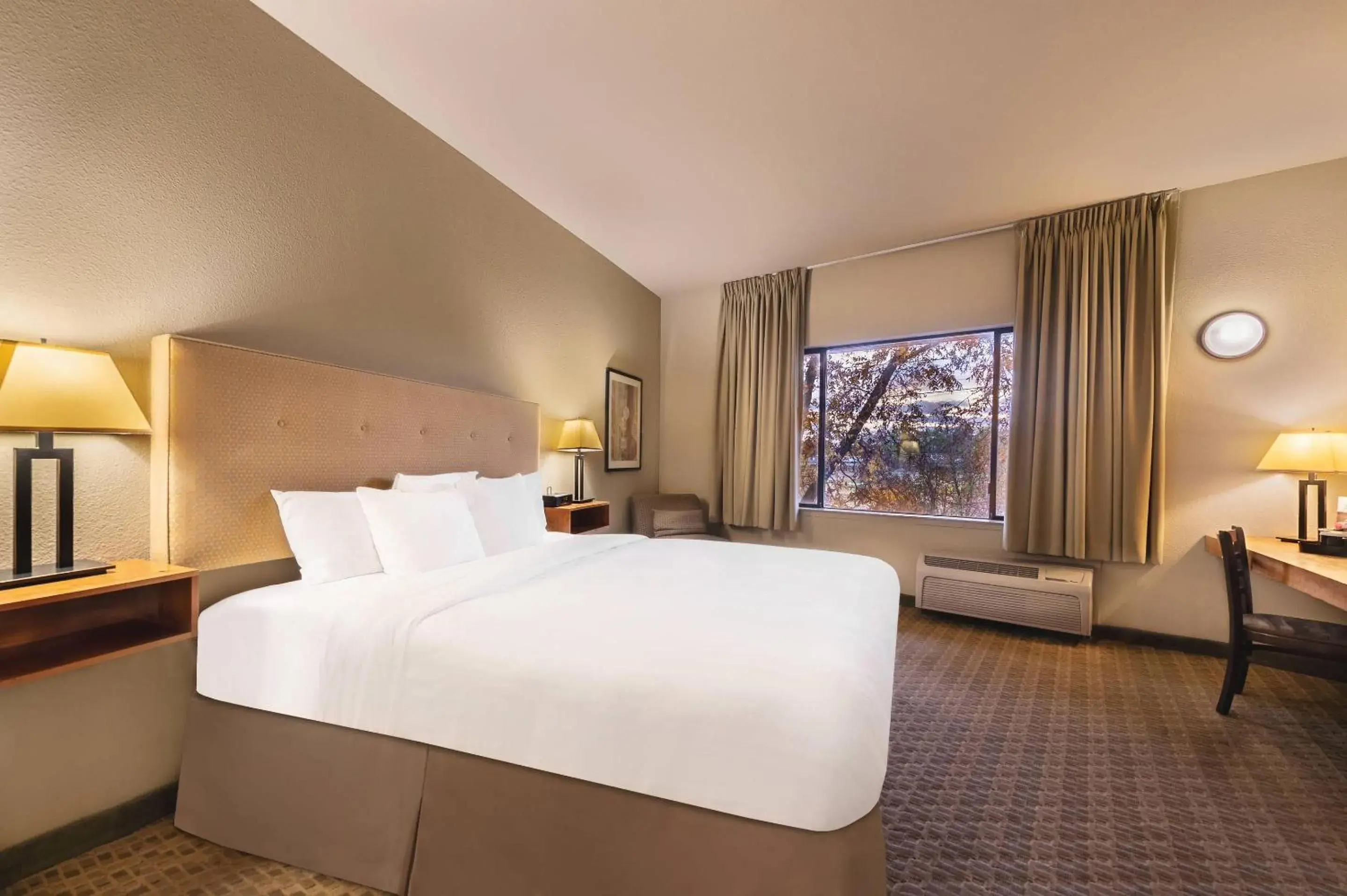 Bedroom, Bed in Gaia Hotel & Spa Redding, an Ascend Collection Hotel Bedroom, Bed in Gaia Hotel & Spa Redding, an Ascend Collection Hotel