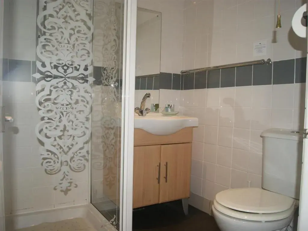 Bathroom in King's Arms Bathroom in King's Arms