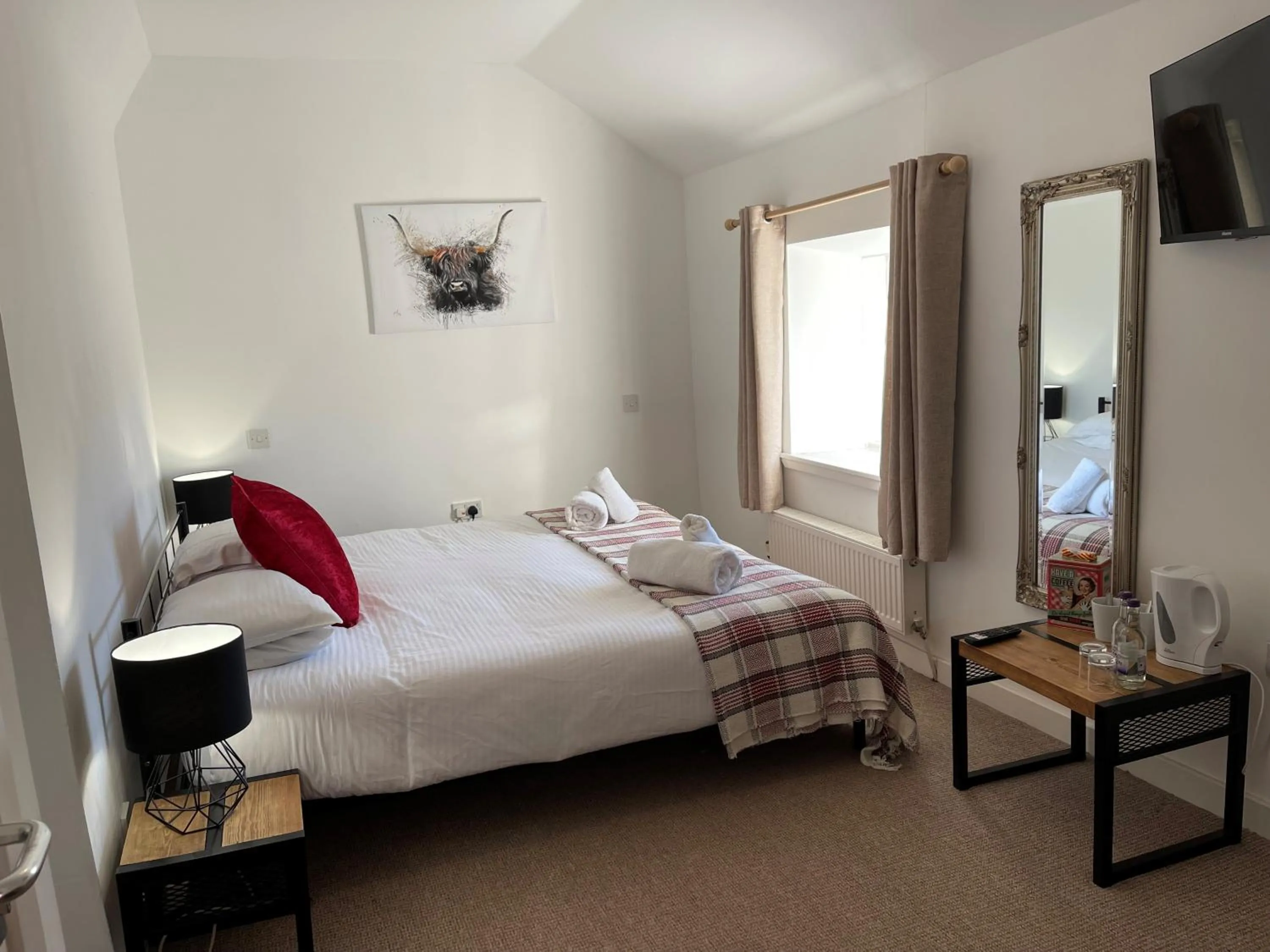 TV and multimedia, Bed in The Strontian Hotel