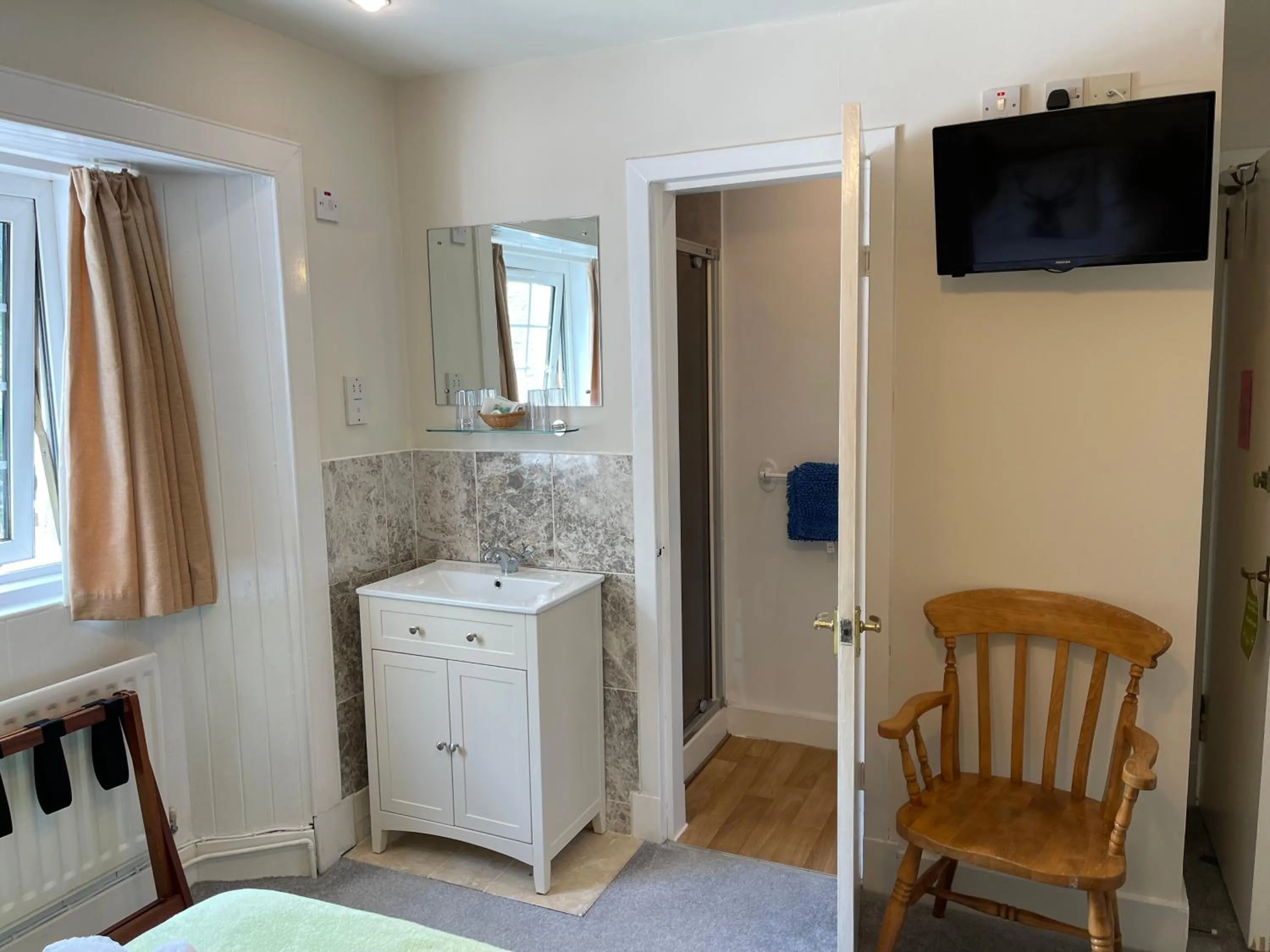 Shower, Bed in The Strontian Hotel