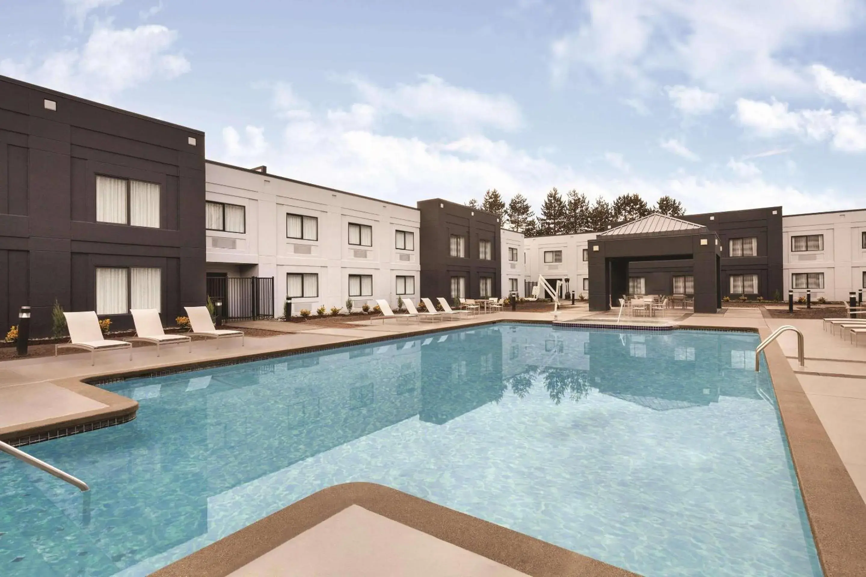 Swimming pool in Country Inn & Suites by Radisson, Seattle-Bothell, WA Swimming pool in Country Inn & Suites by Radisson, Seattle-Bothell, WA