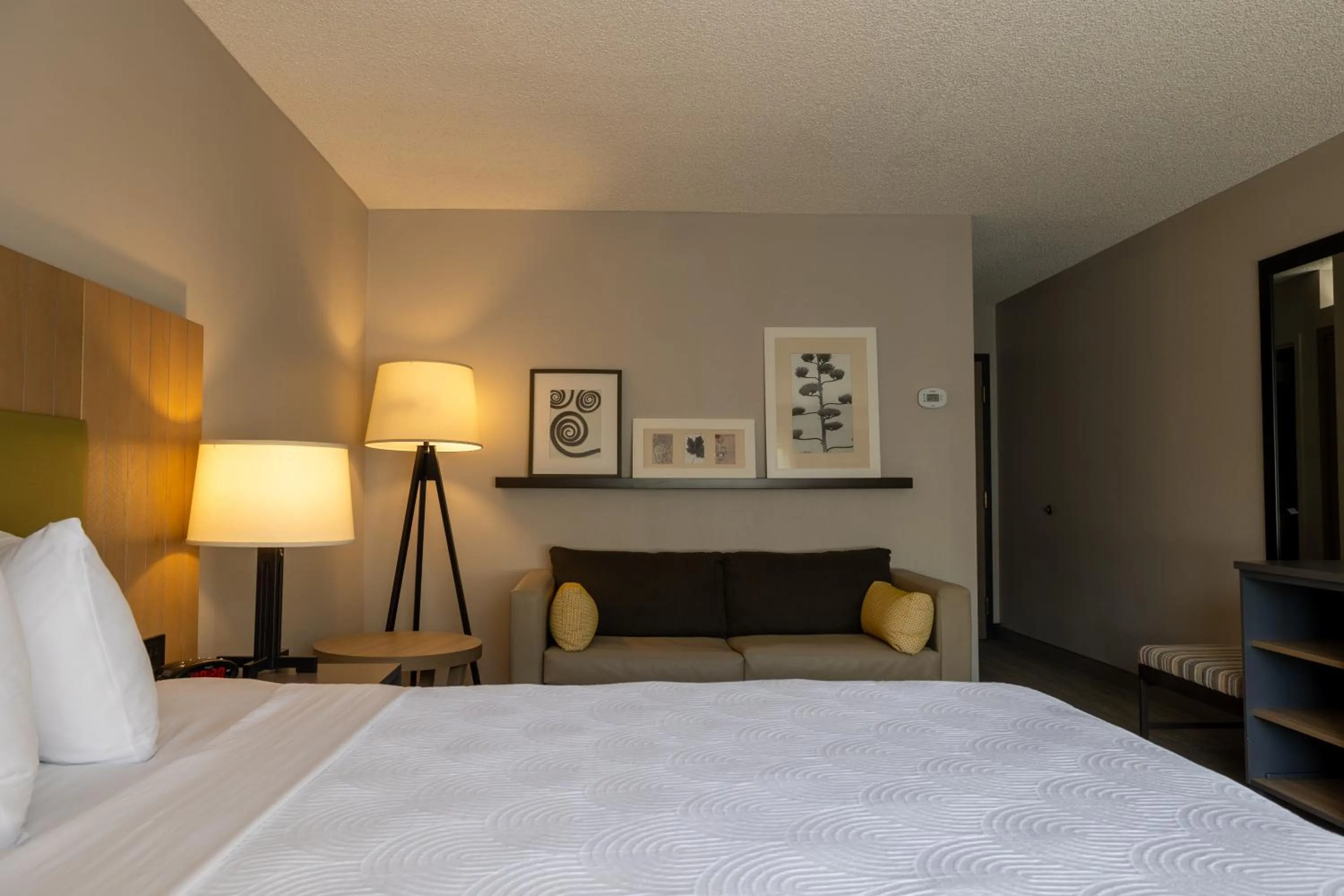 Photo of the whole room, Bed in Country Inn & Suites by Radisson, Seattle-Bothell, WA