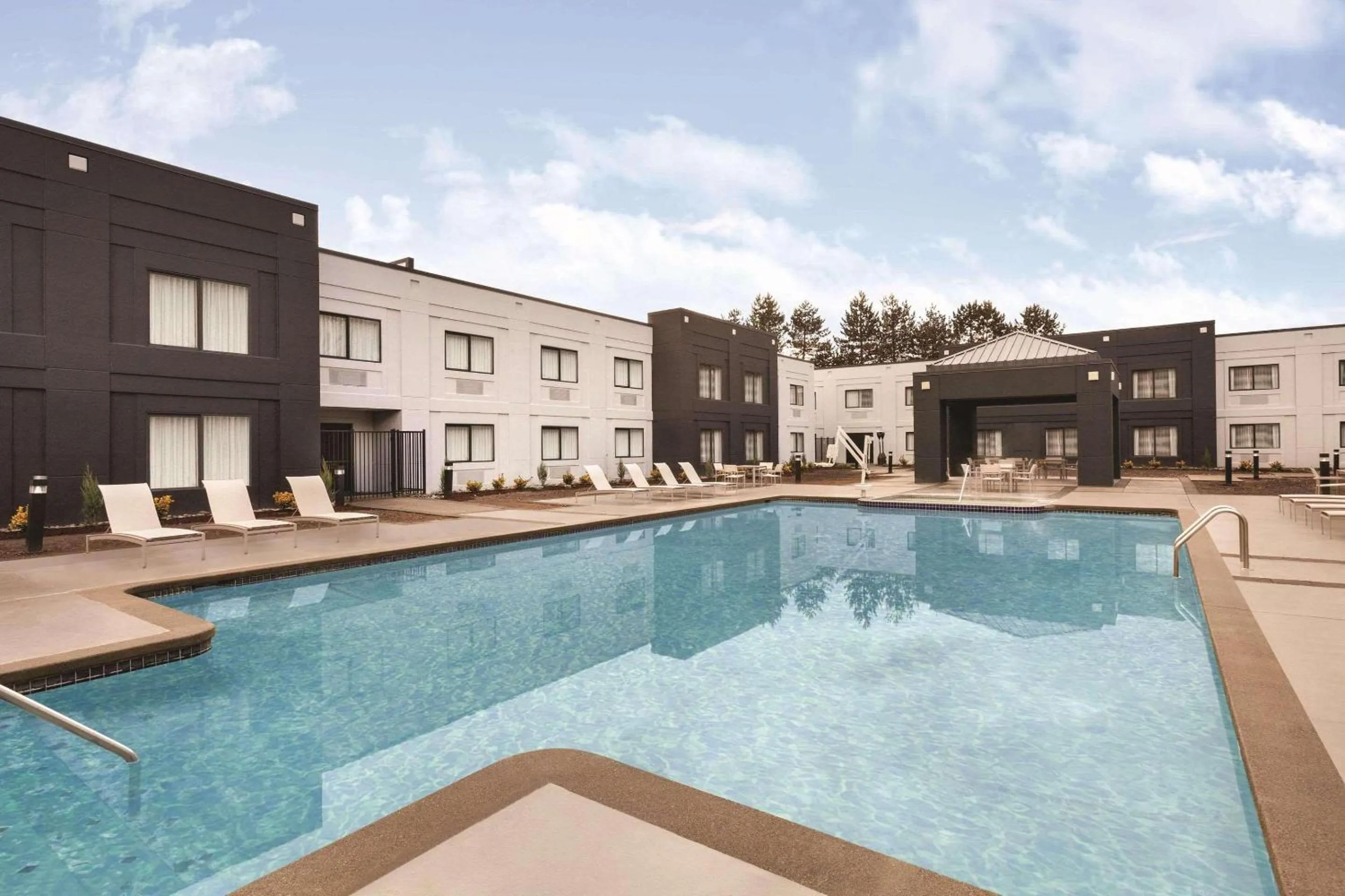 Swimming pool in Country Inn & Suites by Radisson, Seattle-Bothell, WA