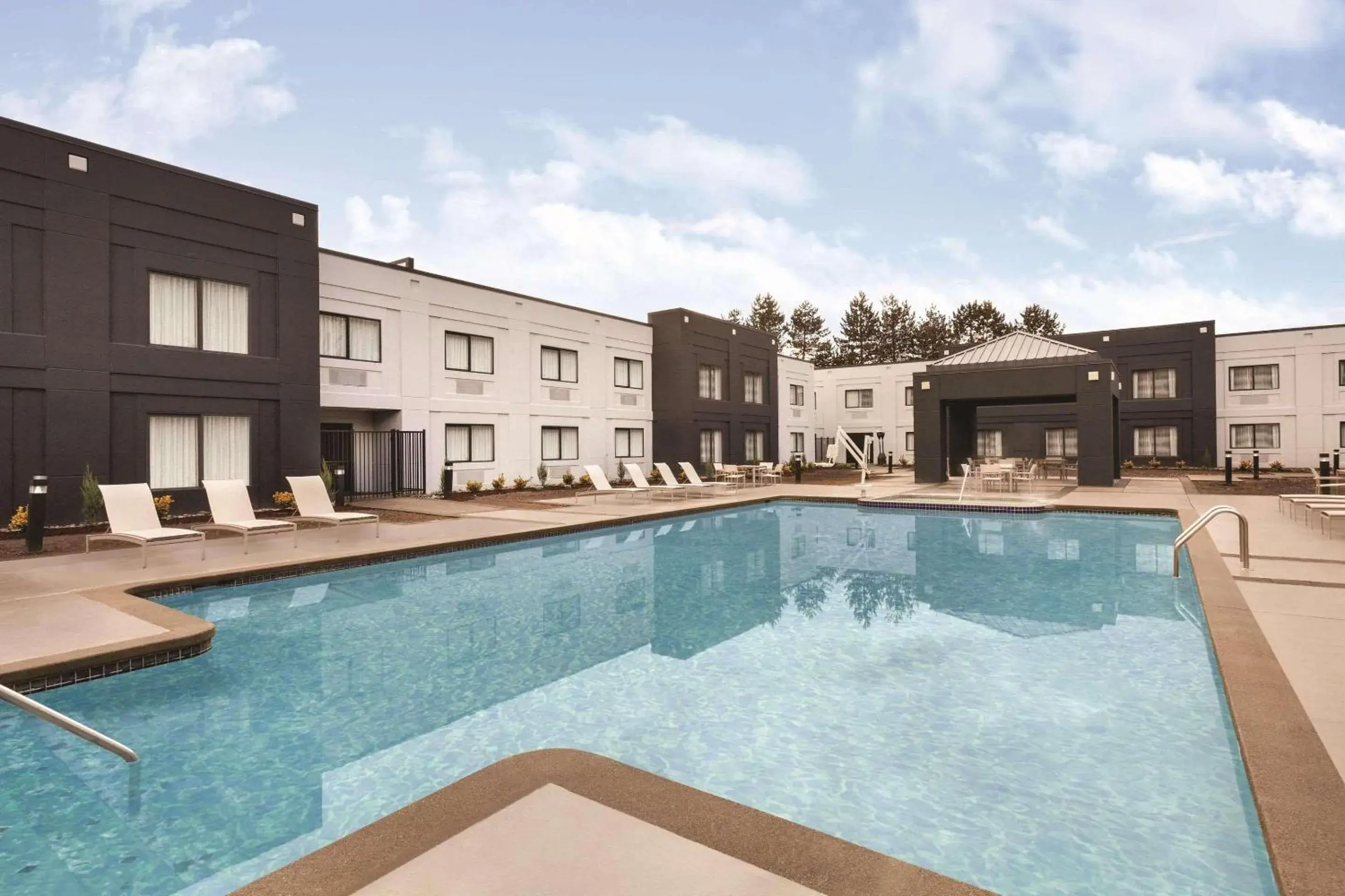 Swimming pool in Country Inn & Suites by Radisson, Seattle-Bothell, WA Swimming pool in Country Inn & Suites by Radisson, Seattle-Bothell, WA