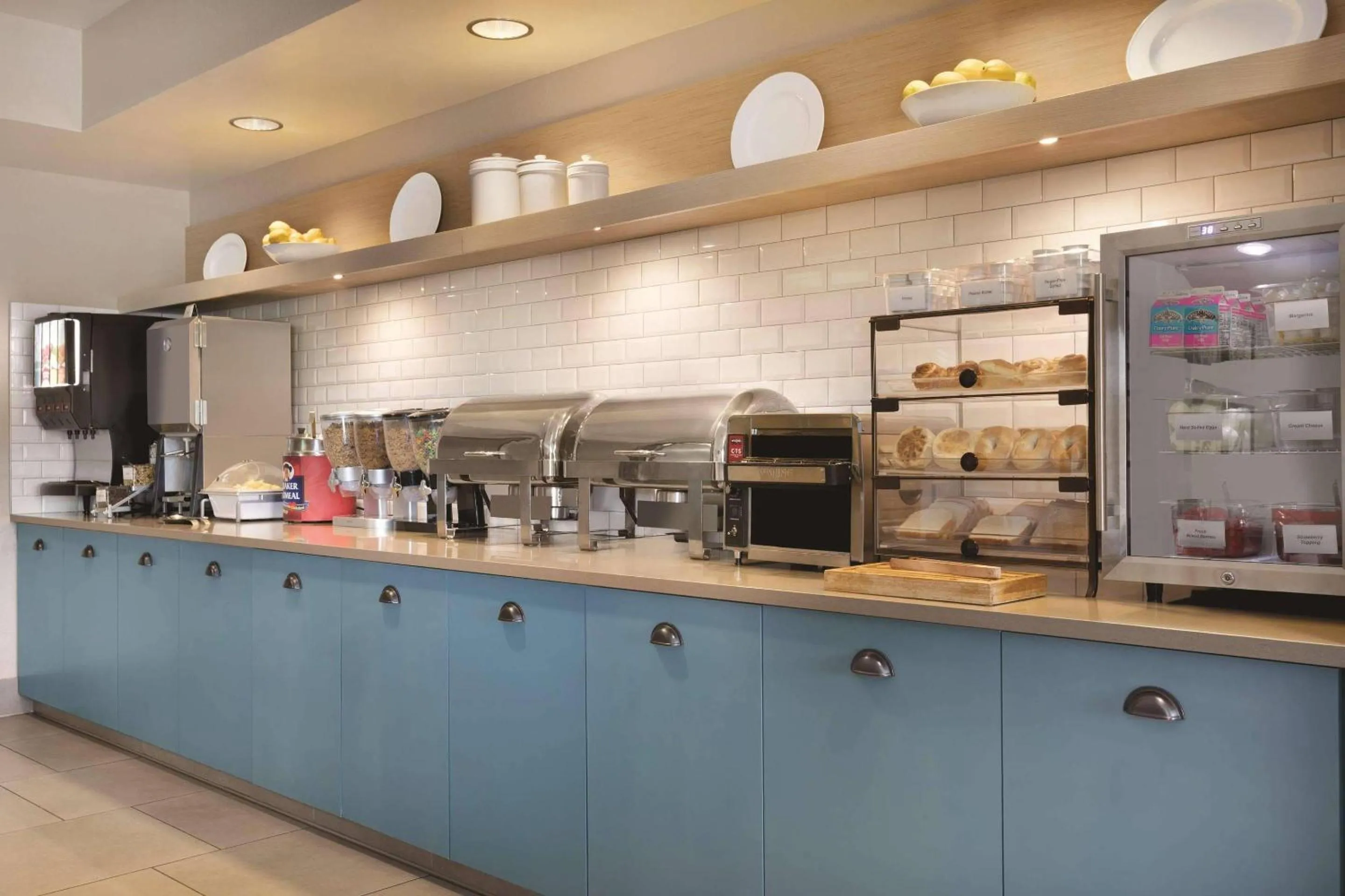 Breakfast in Country Inn & Suites by Radisson, Seattle-Bothell, WA