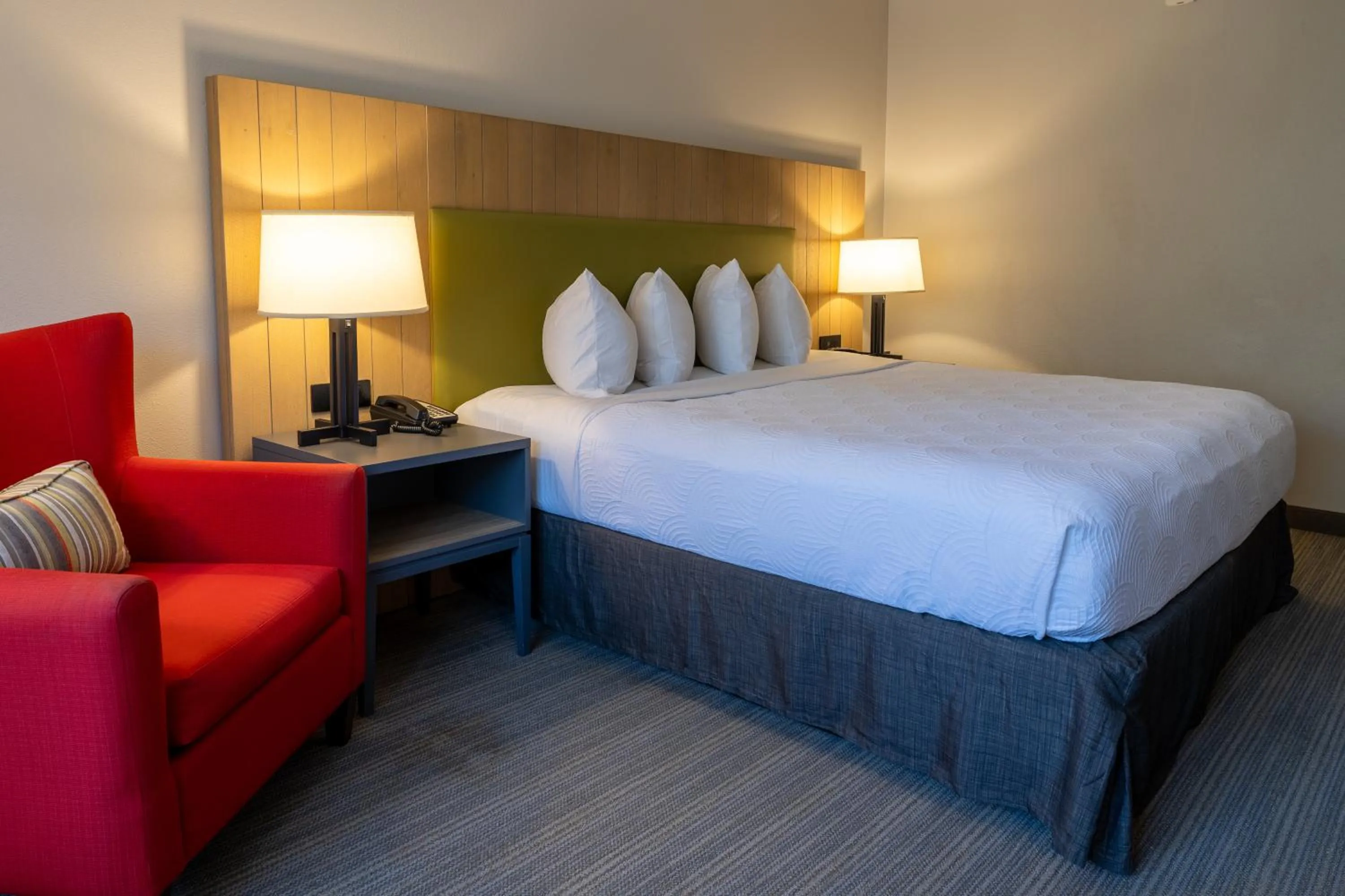 Bedroom, Bed in Country Inn & Suites by Radisson, Seattle-Bothell, WA