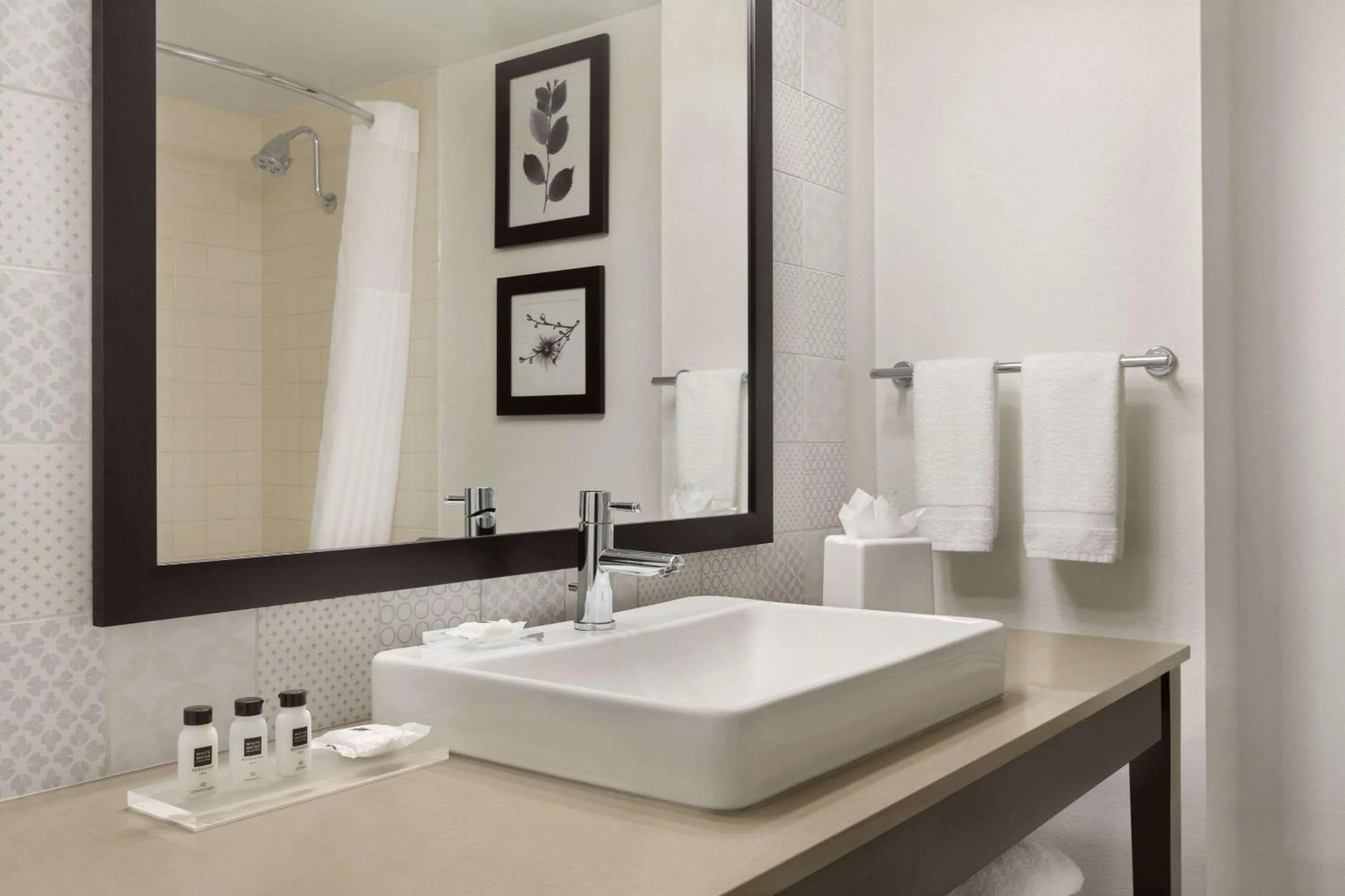 Bedroom in Country Inn & Suites by Radisson, Seattle-Bothell, WA