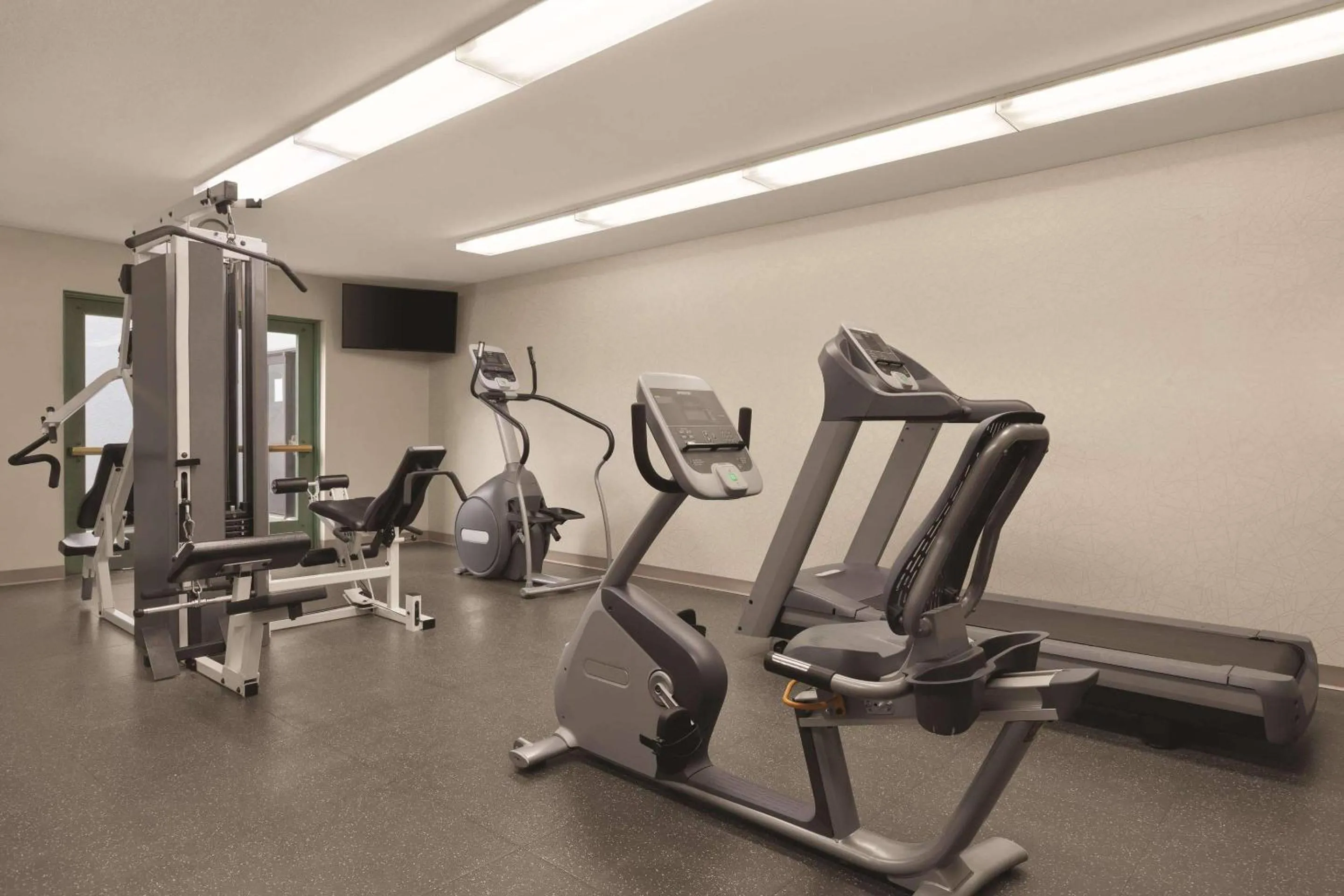 Fitness centre/facilities in Country Inn & Suites by Radisson, Seattle-Bothell, WA