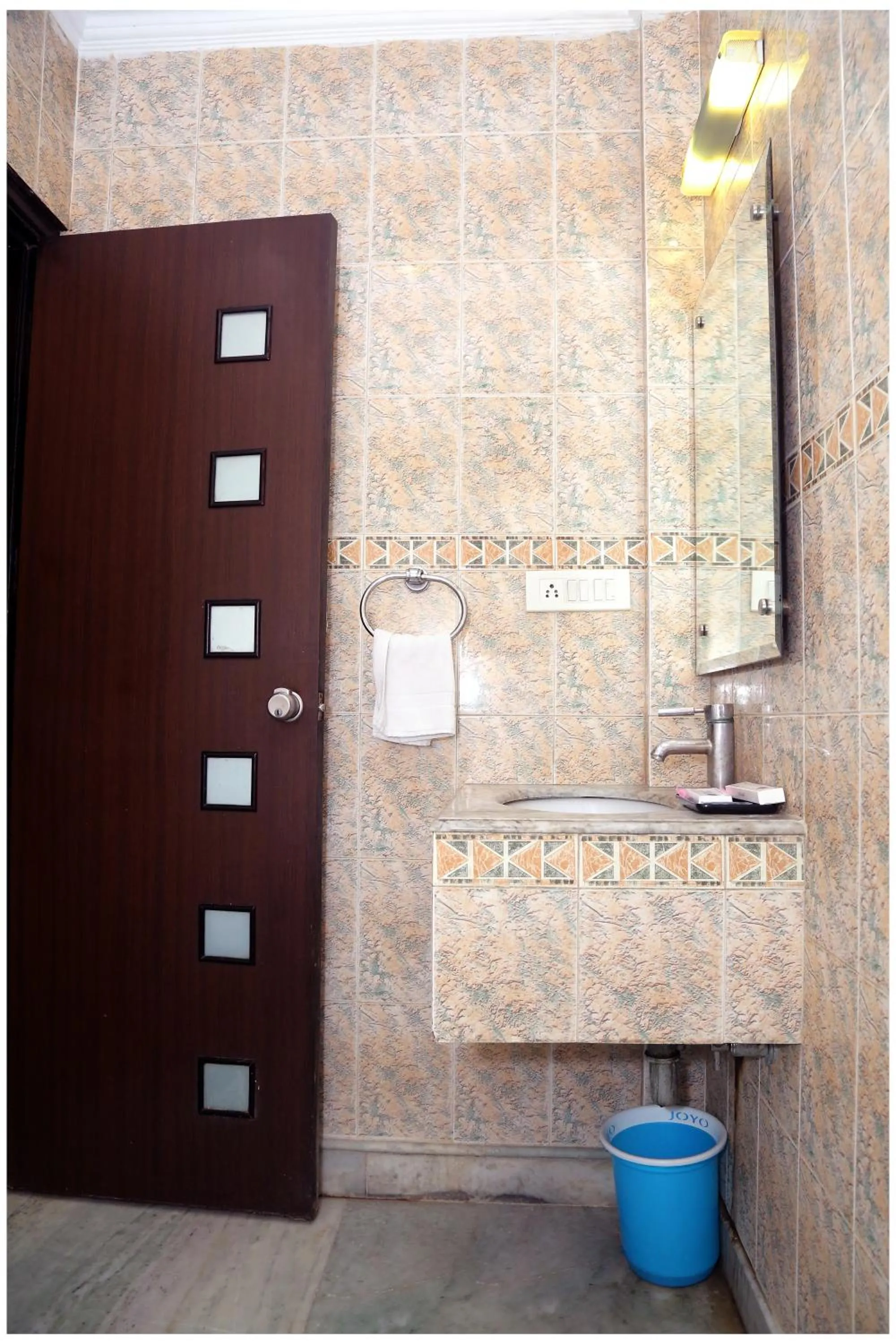 Bathroom in Hotel The R Blues - Near IGI Airport New Delhi