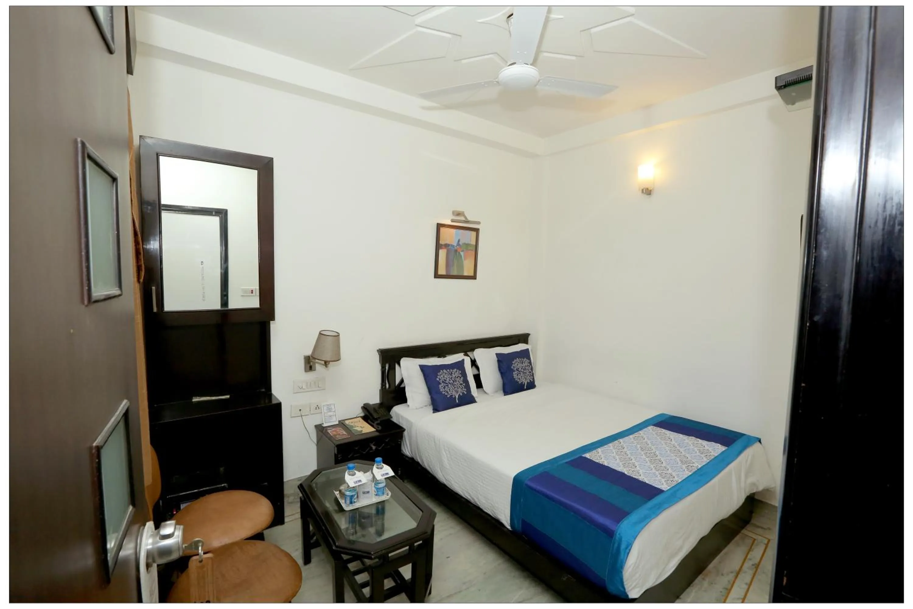 Photo of the whole room, Bed in Hotel The R Blues - Near IGI Airport New Delhi