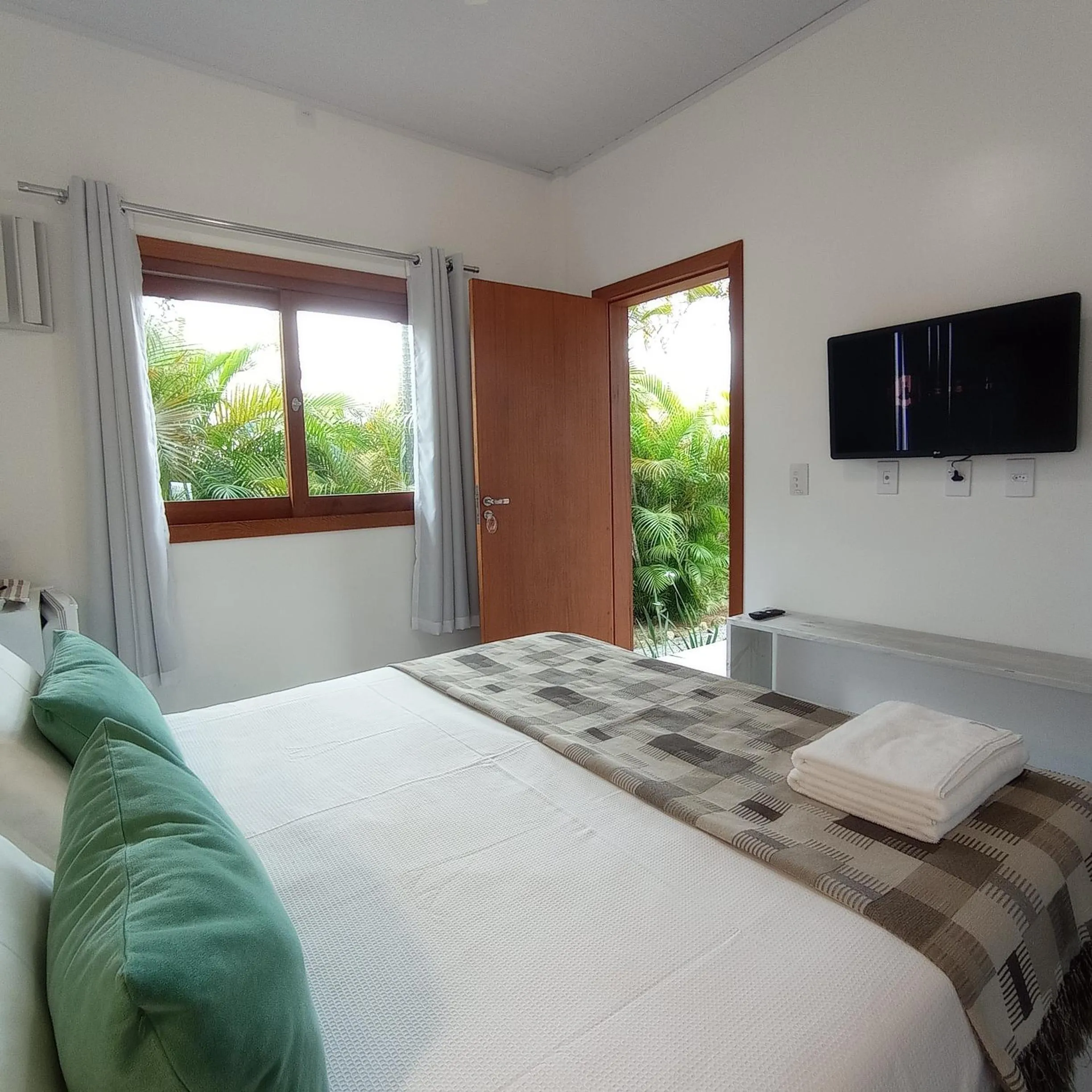 Photo of the whole room, Bed in Pousada la Boheme Guarda do Embaú - SC