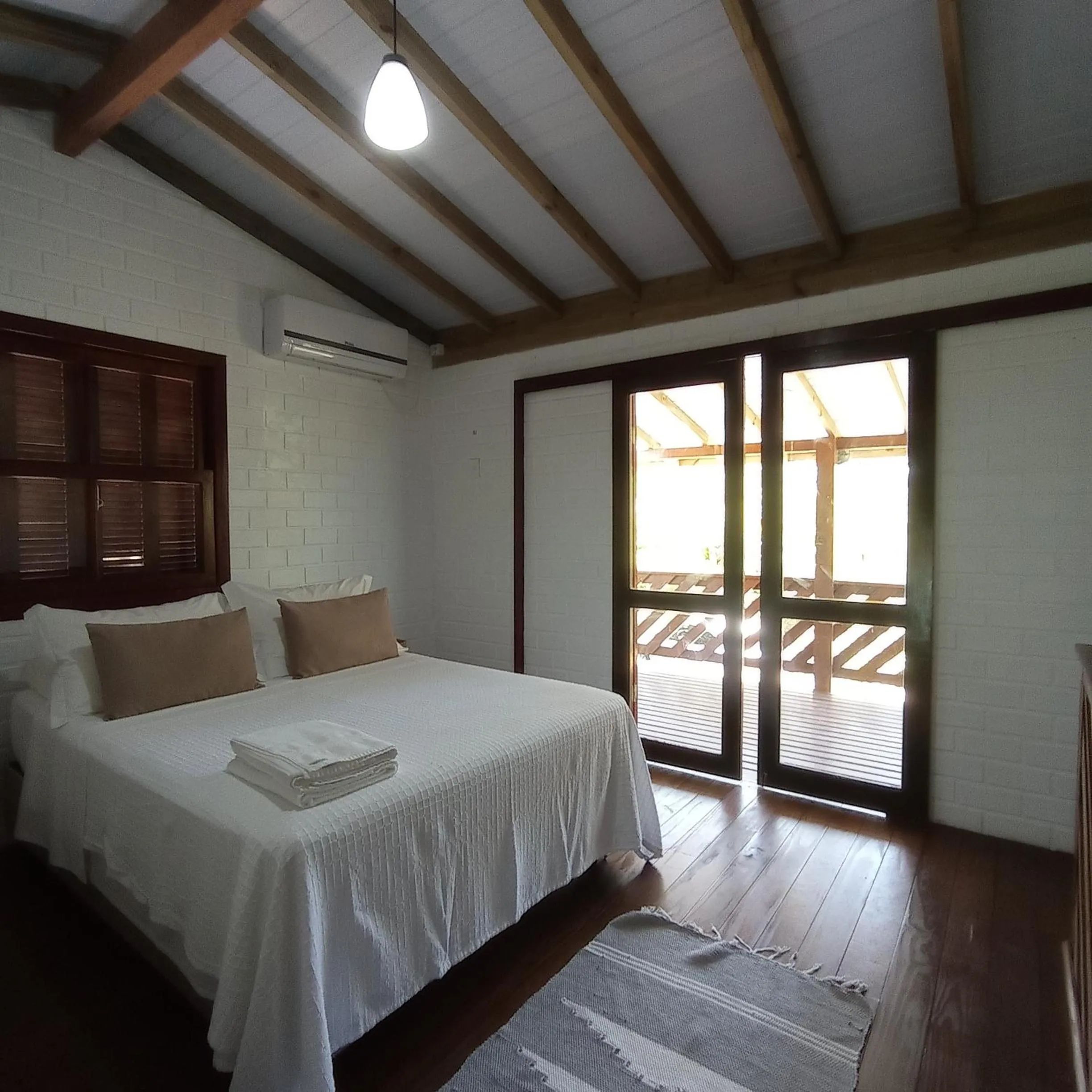 Photo of the whole room, Bed in Pousada la Boheme Guarda do Embaú - SC