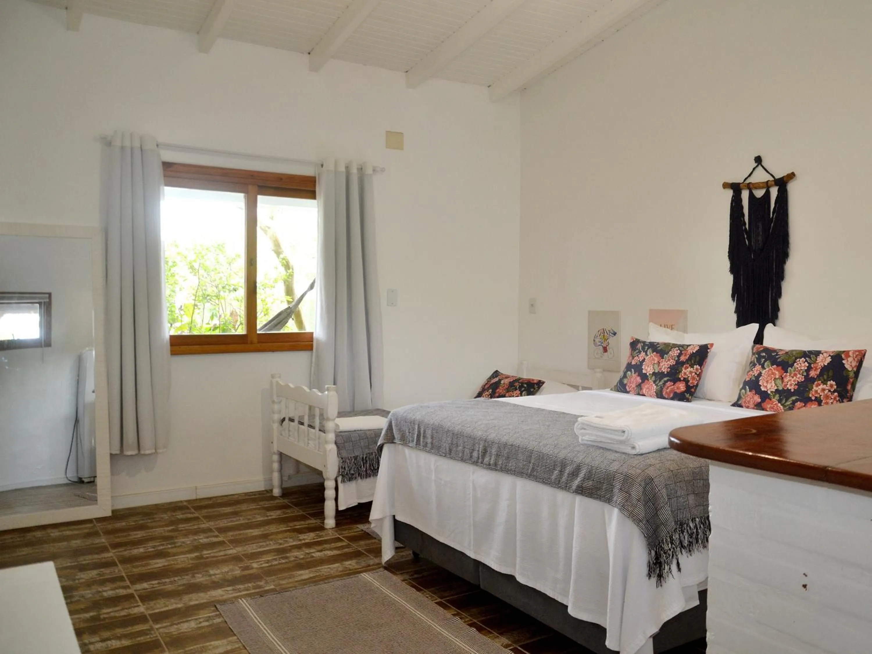 Photo of the whole room, Bed in Pousada la Boheme Guarda do Embaú - SC