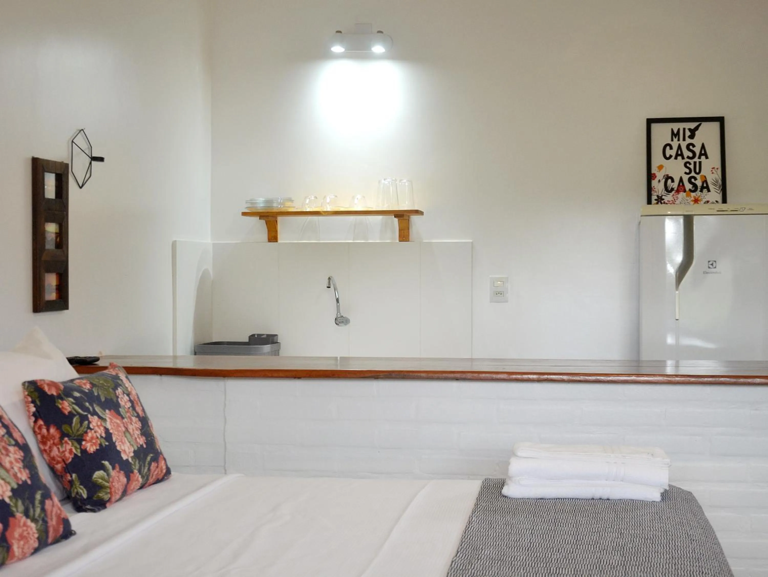 Photo of the whole room, Bed in Pousada la Boheme Guarda do Embaú - SC