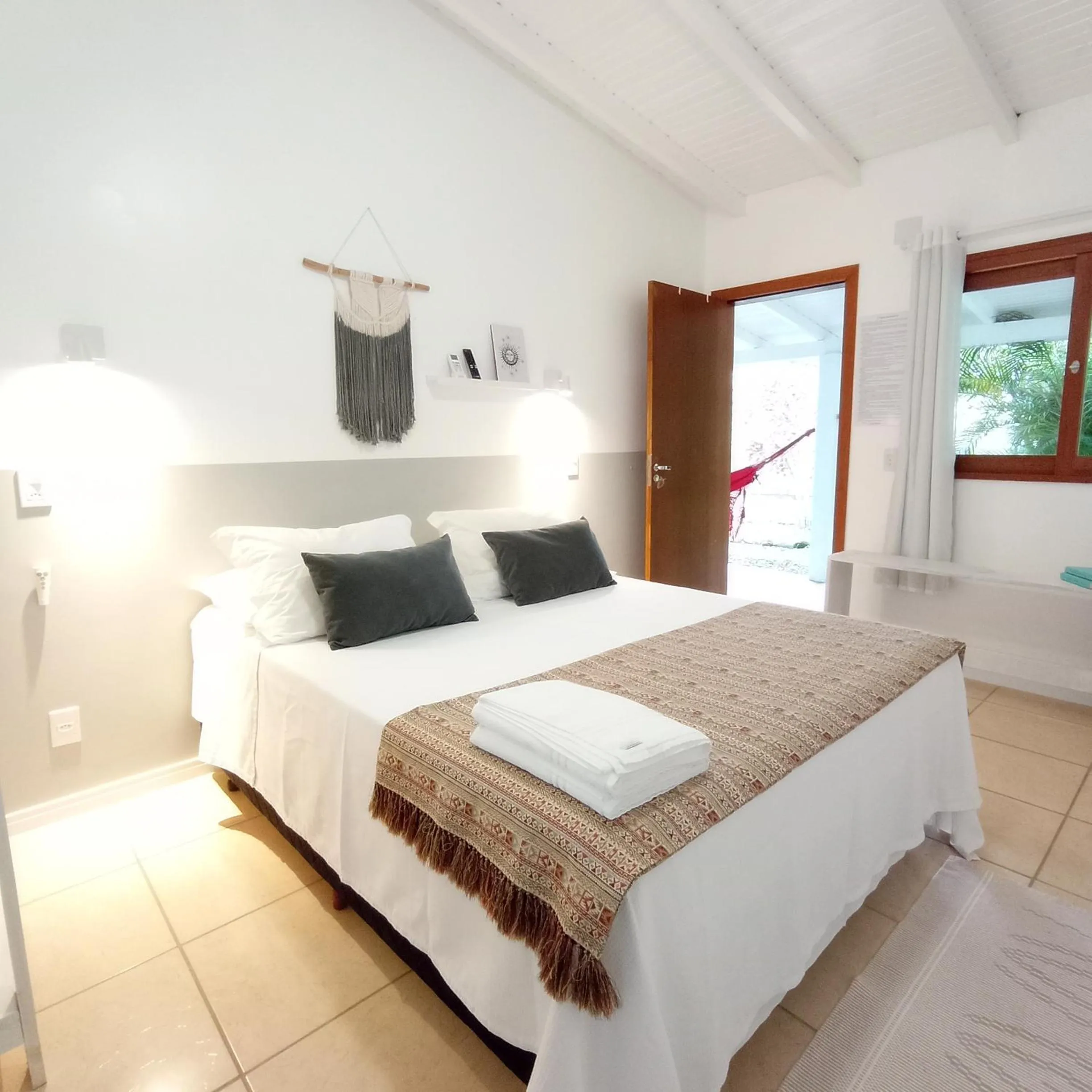 Photo of the whole room, Bed in Pousada la Boheme Guarda do Embaú - SC