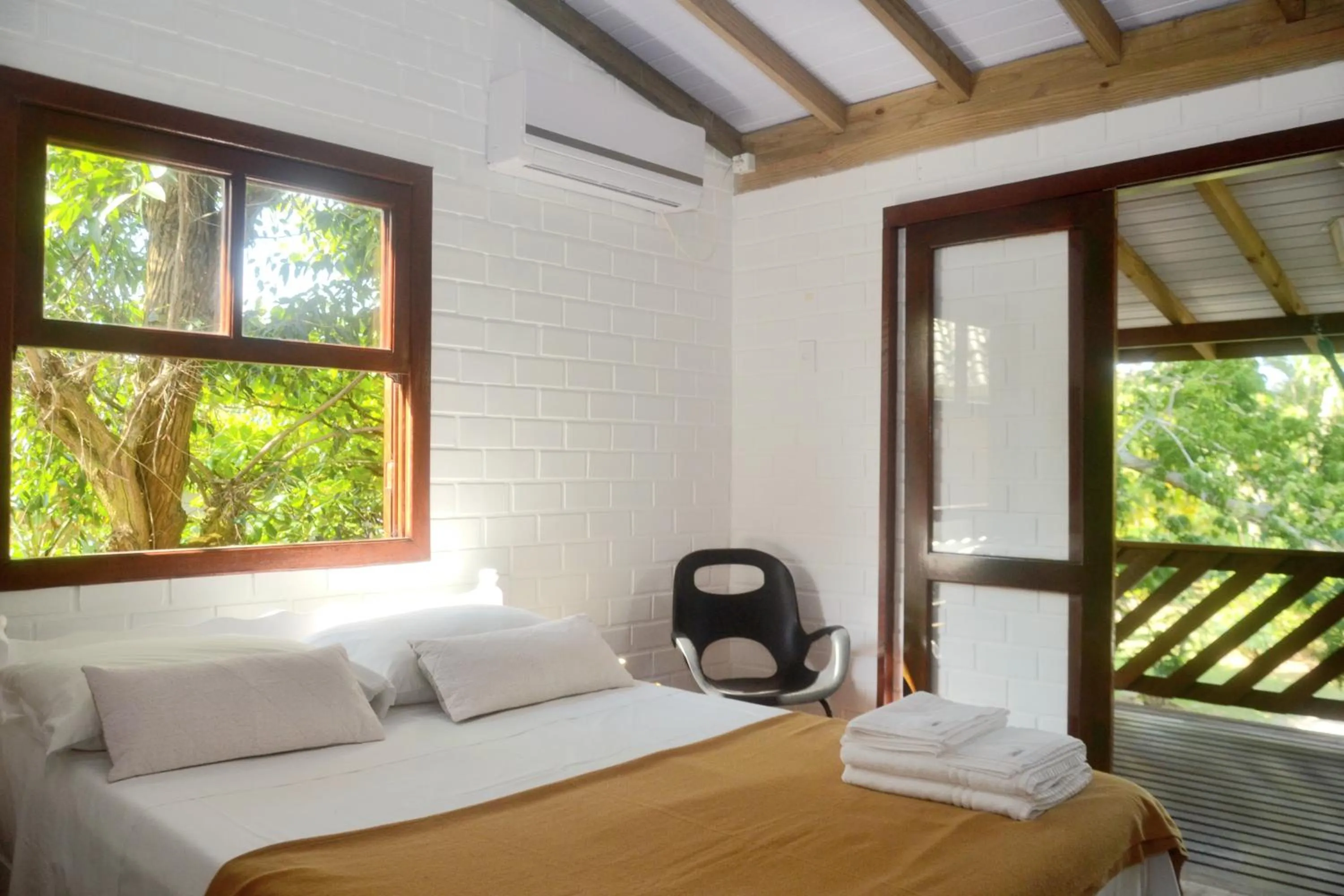 Photo of the whole room, Bed in Pousada la Boheme Guarda do Embaú - SC