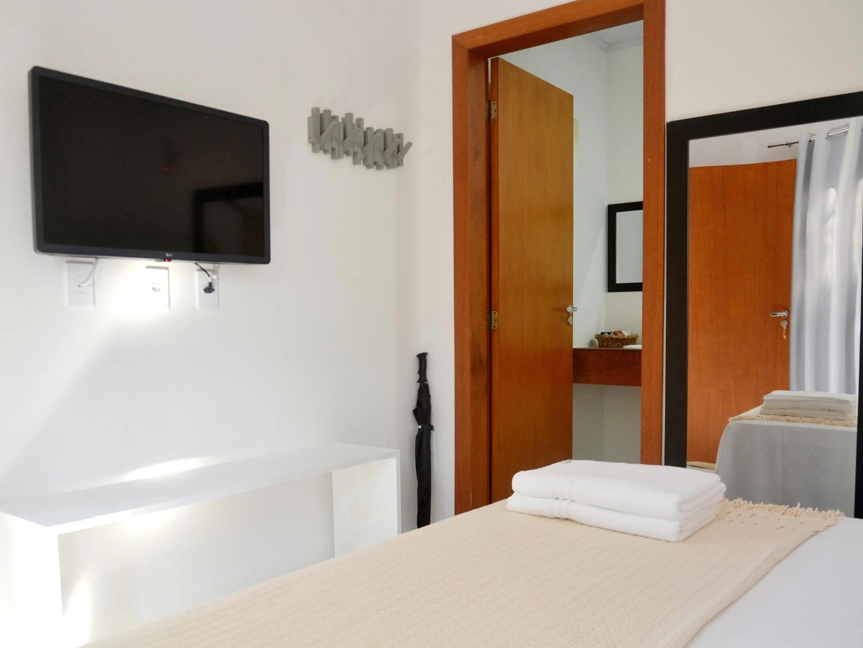 Photo of the whole room, Bed in Pousada la Boheme Guarda do Embaú - SC