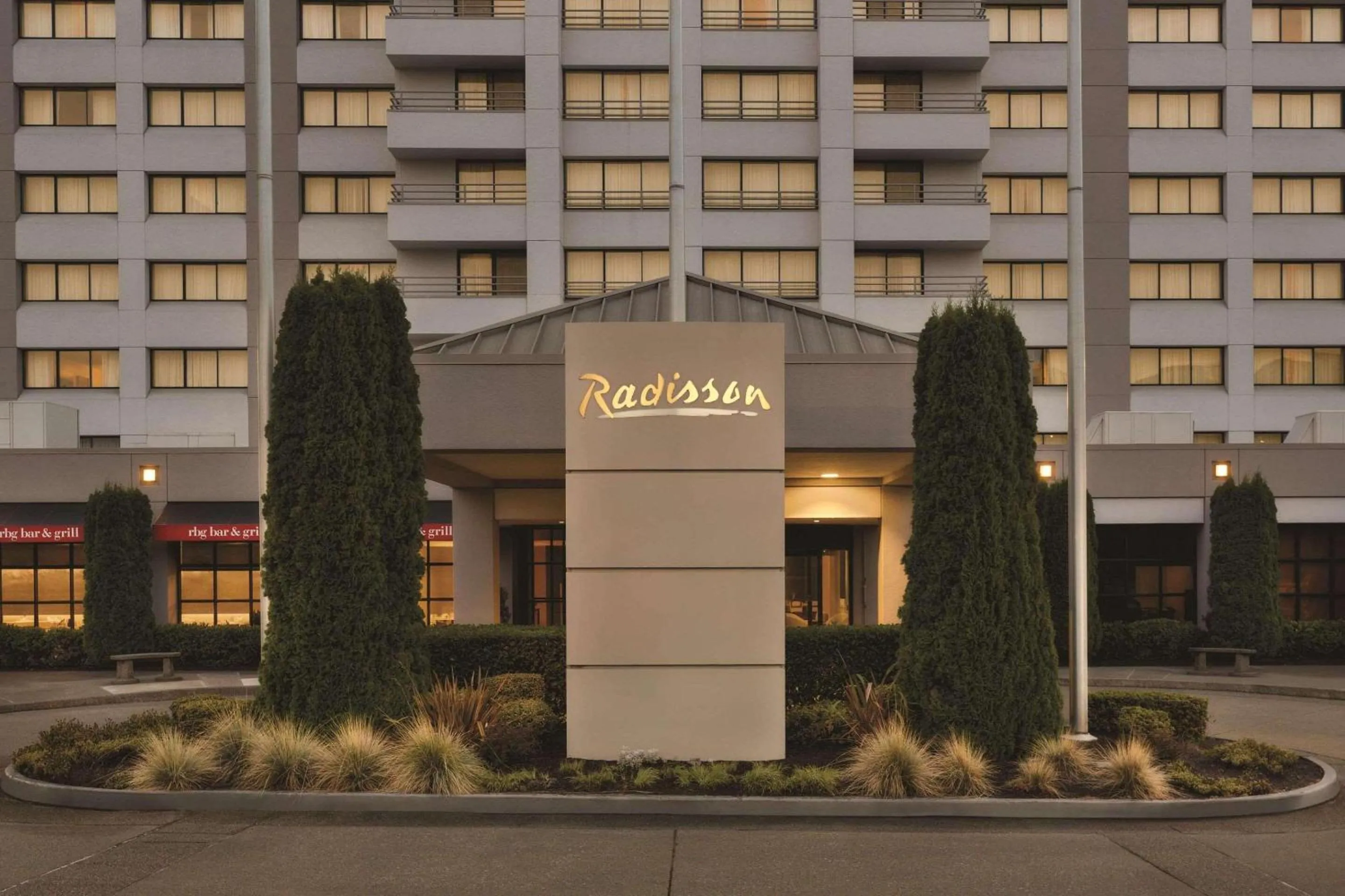 Property building in Radisson Hotel Seattle Airport