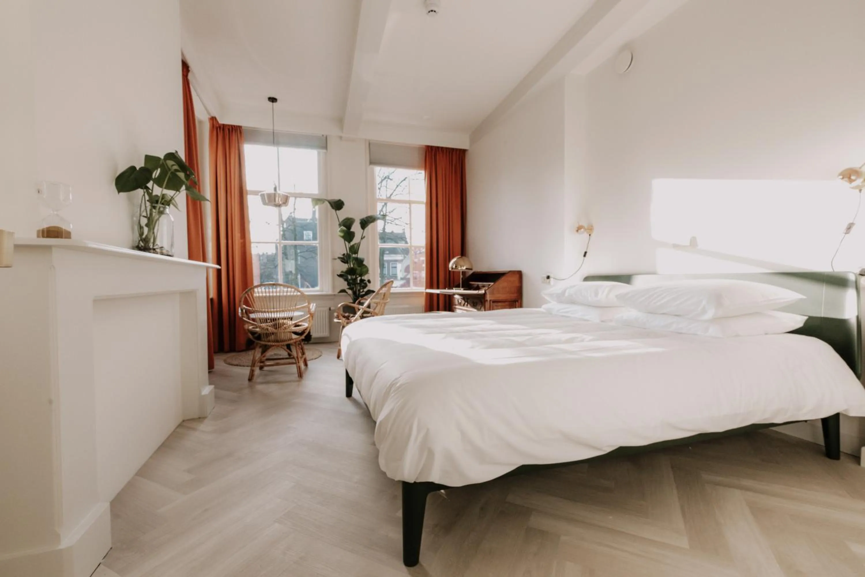 Photo of the whole room, Bed in Brass Hotel