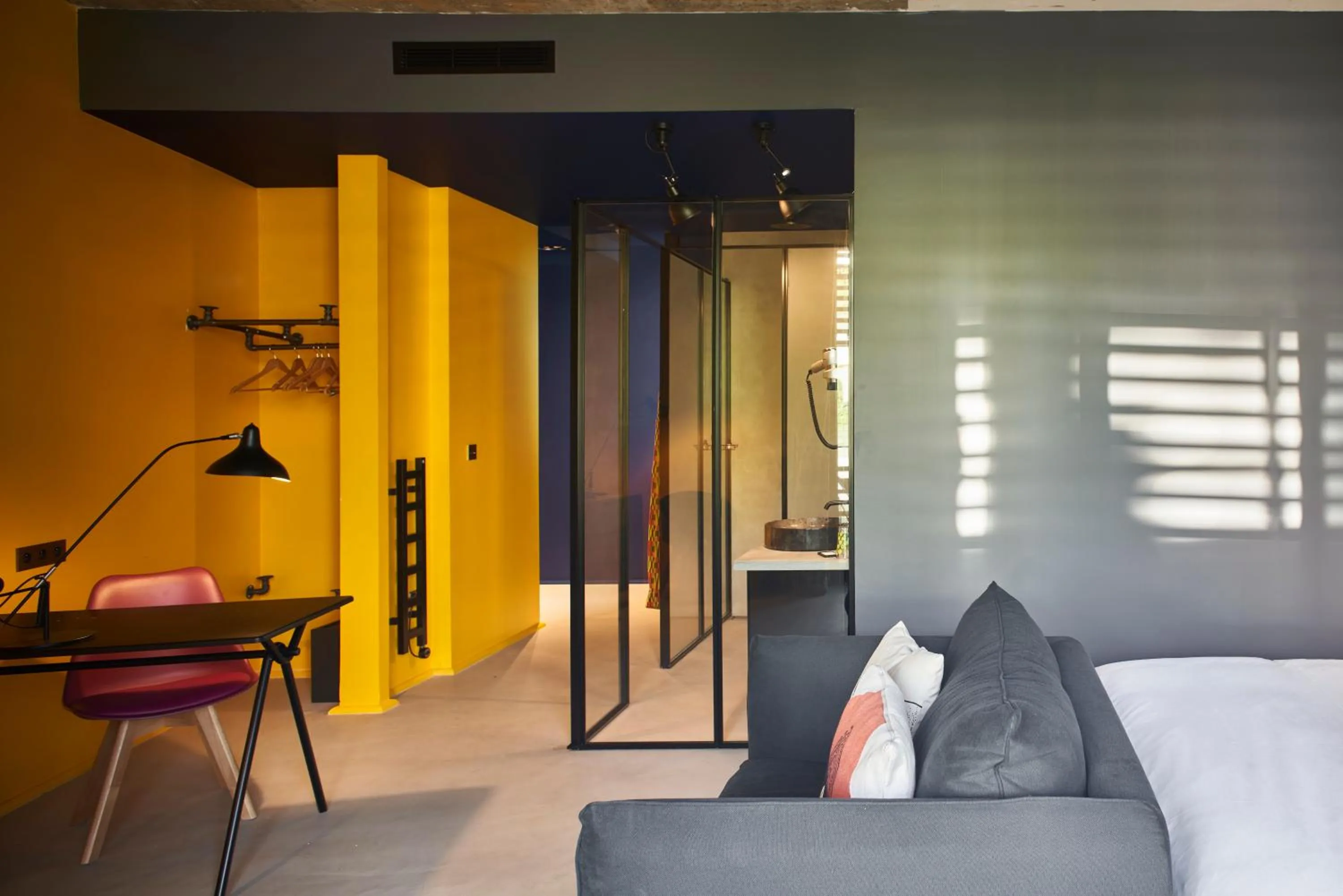 Living room, Bed in Hotel La Zoologie & Spa Bordeaux