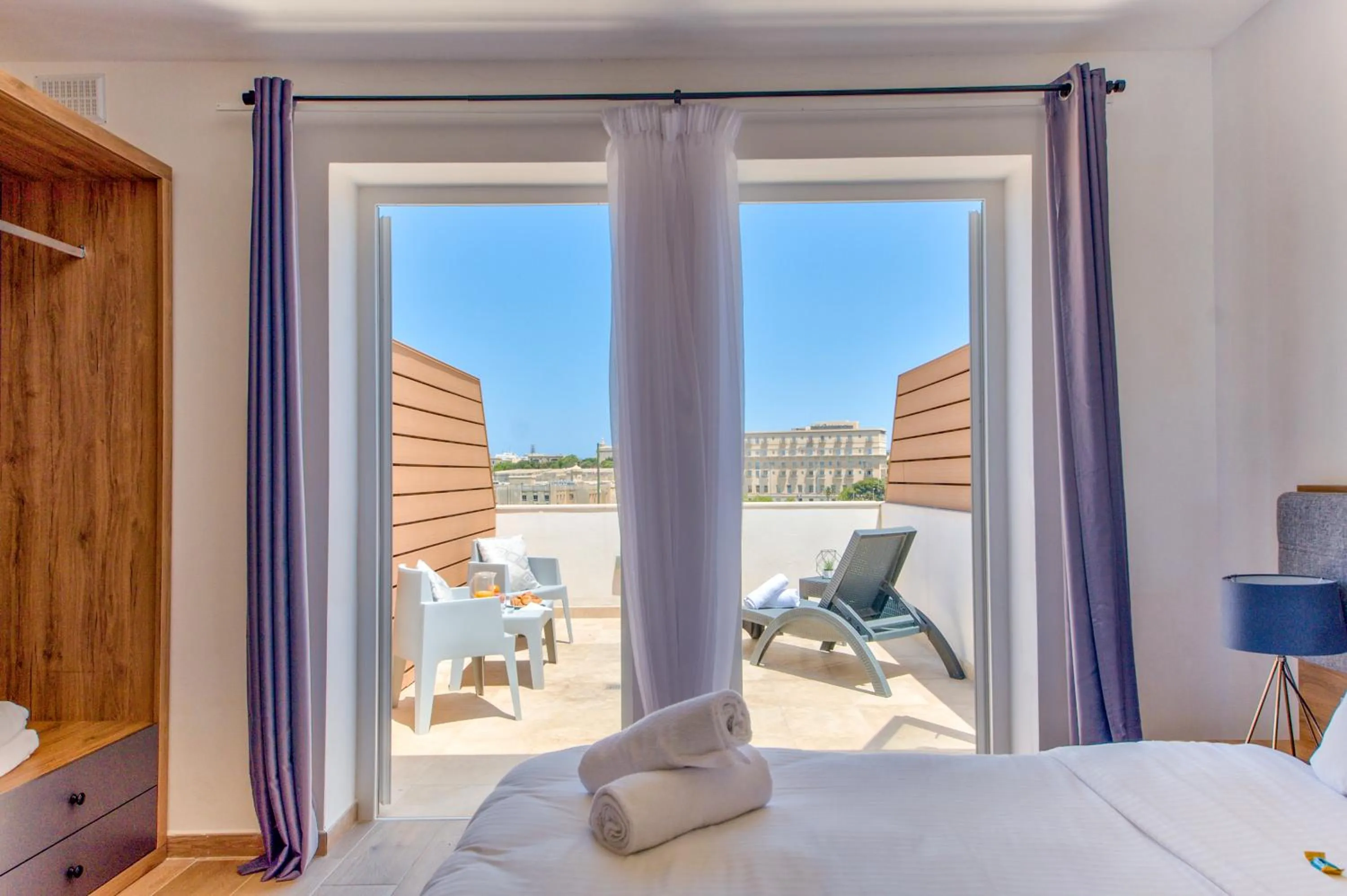 Bed in Tritoni Valletta Boutique Hotel