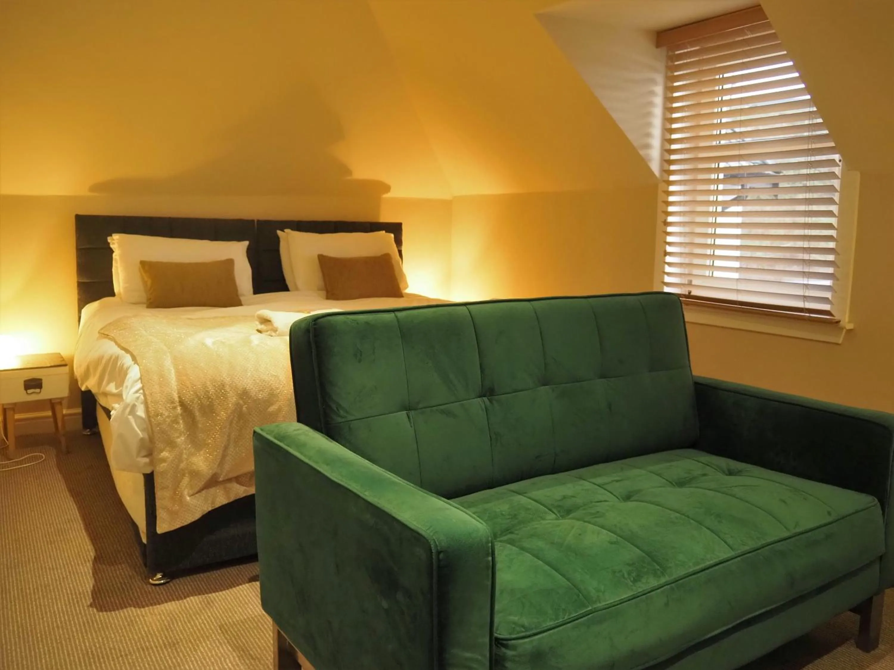 Seating area, Bed in Argyll Hotel