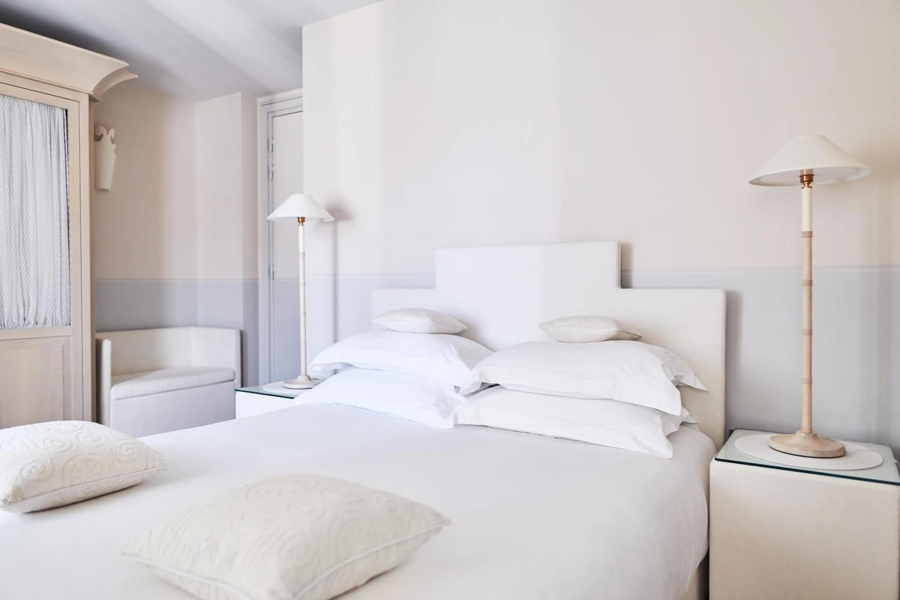 Photo of the whole room, Bed in Monsieur George Hotel & Spa - Champs-Elysées