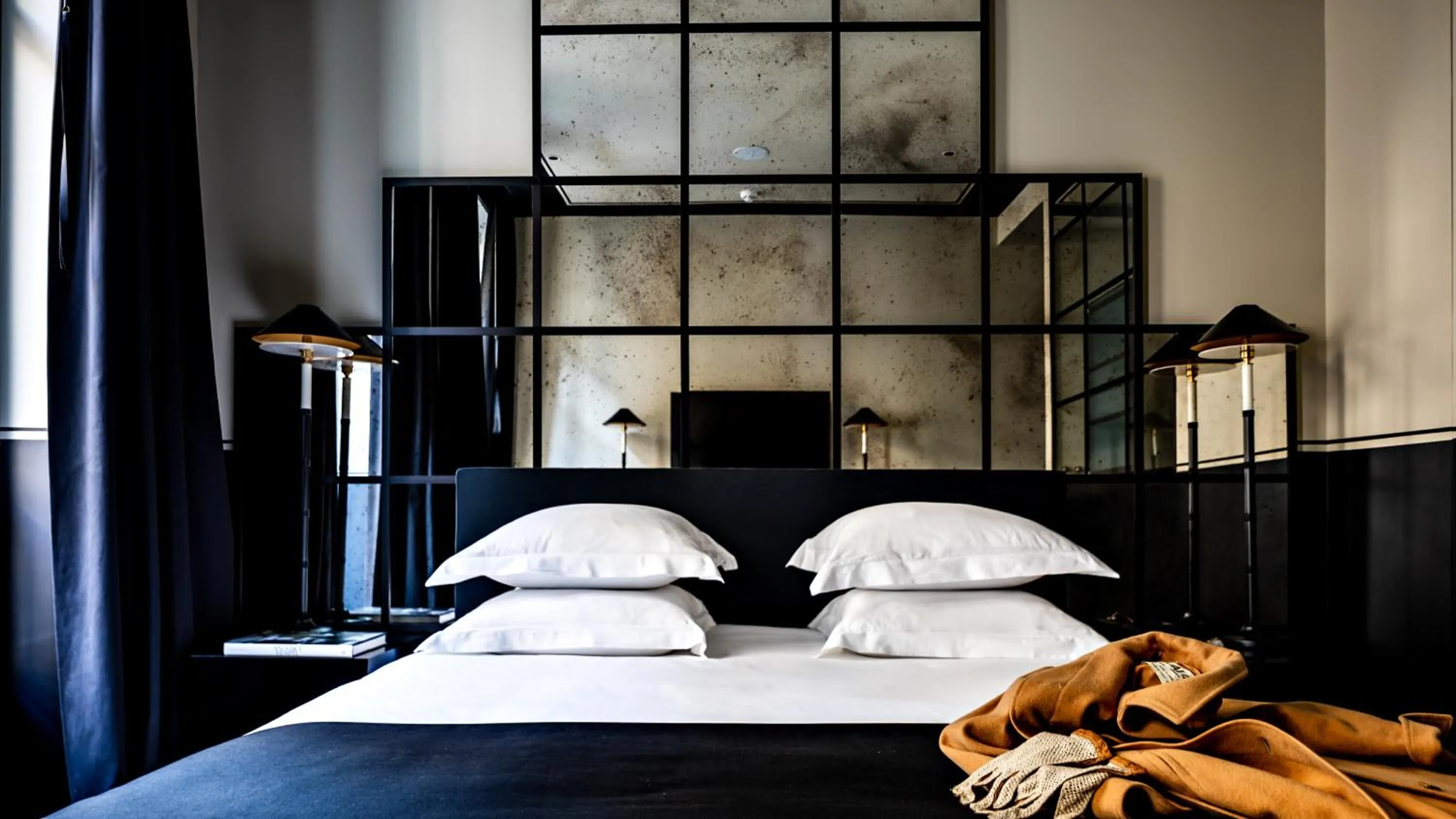 Bed in Monsieur George Hotel & Spa - Champs-Elysées