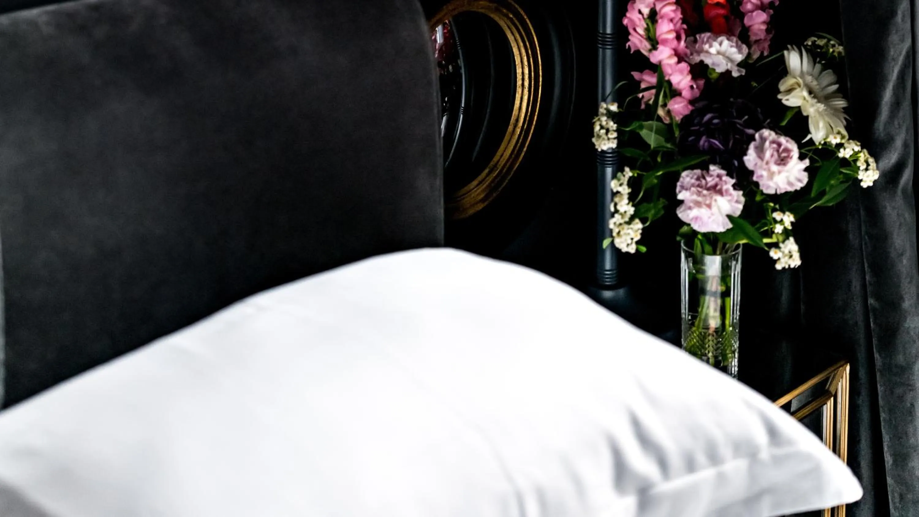 Bed in Monsieur George Hotel & Spa - Champs-Elysées