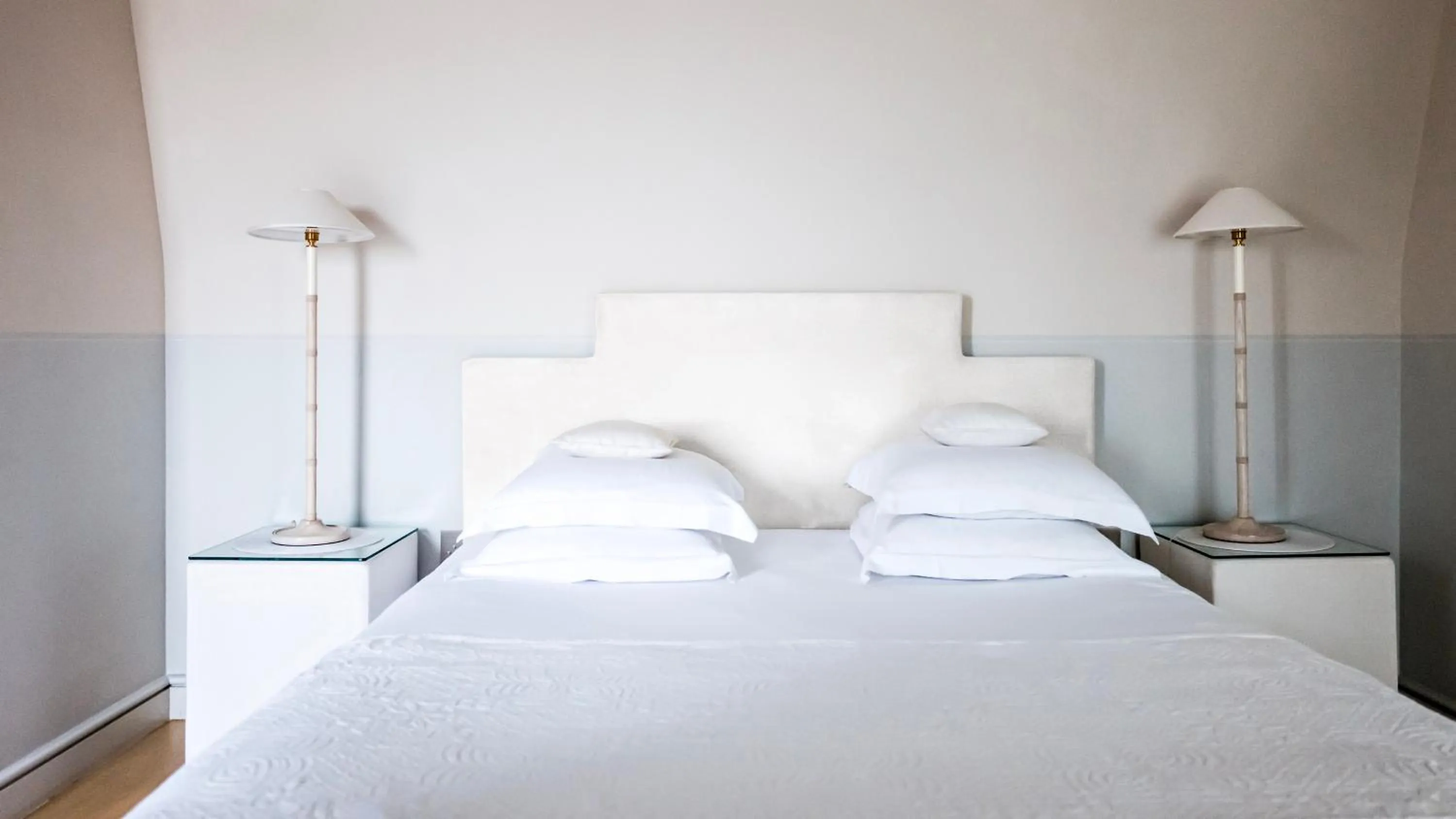 Bed in Monsieur George Hotel & Spa - Champs-Elysées