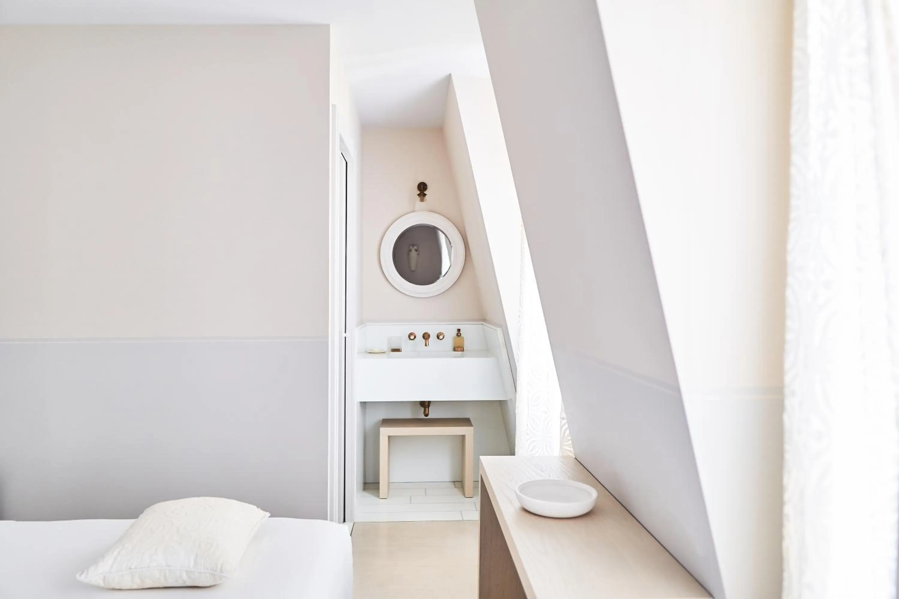 Bathroom, Bed in Monsieur George Hotel & Spa - Champs-Elysées