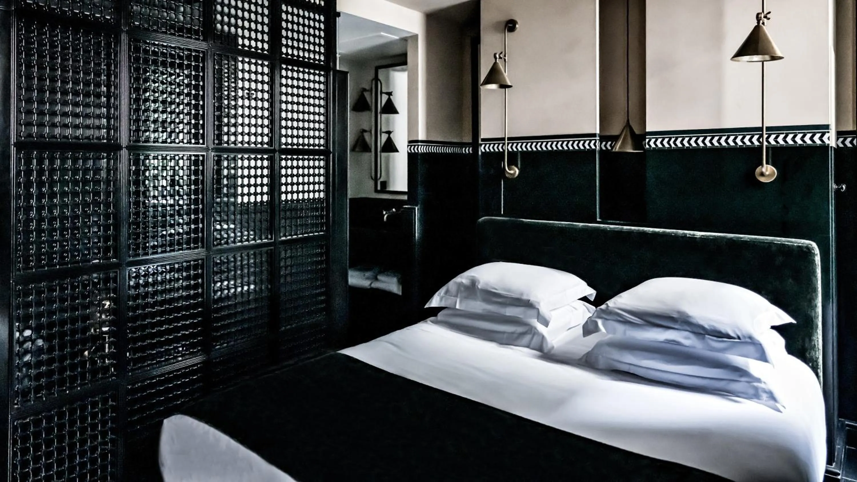 Bed in Monsieur George Hotel & Spa - Champs-Elysées