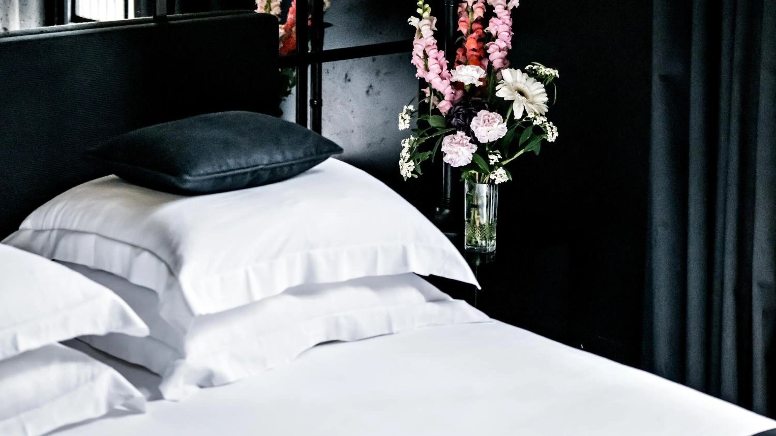 Bed in Monsieur George Hotel & Spa - Champs-Elysées