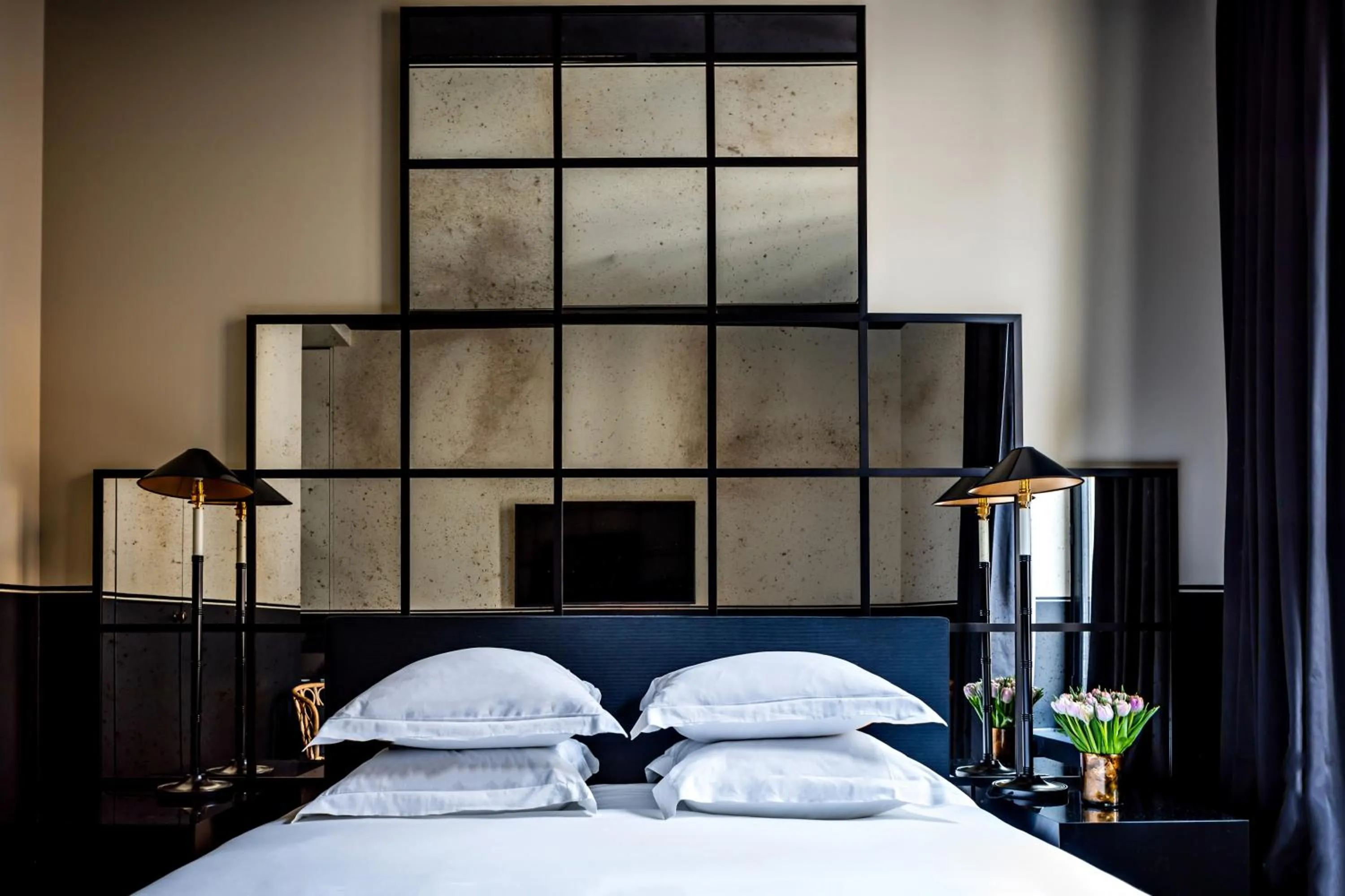 Photo of the whole room, Bed in Monsieur George Hotel & Spa - Champs-Elysées