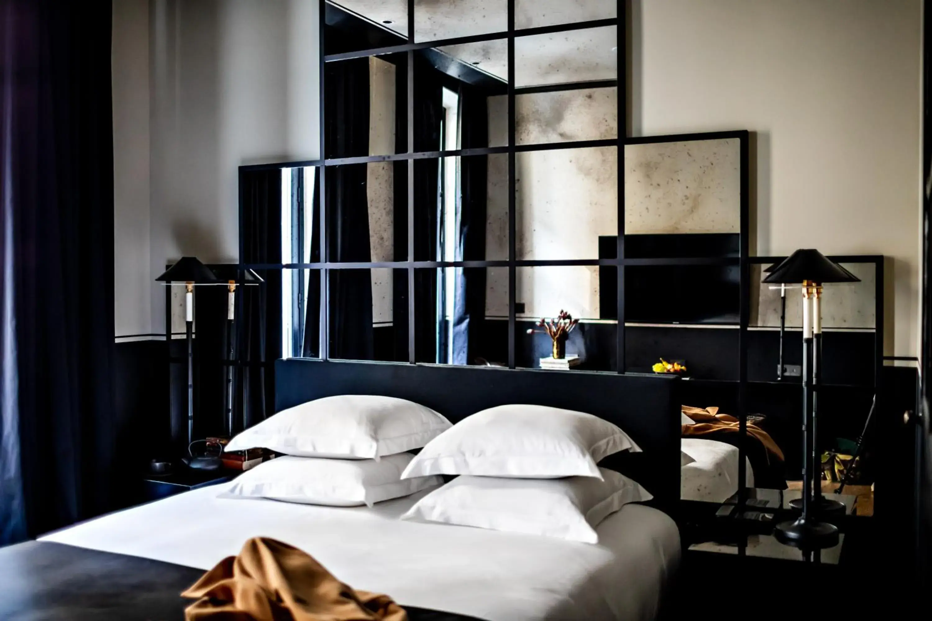 Photo of the whole room, Bed in Monsieur George Hotel & Spa - Champs-Elysées Photo of the whole room, Bed in Monsieur George Hotel & Spa - Champs-Elysées